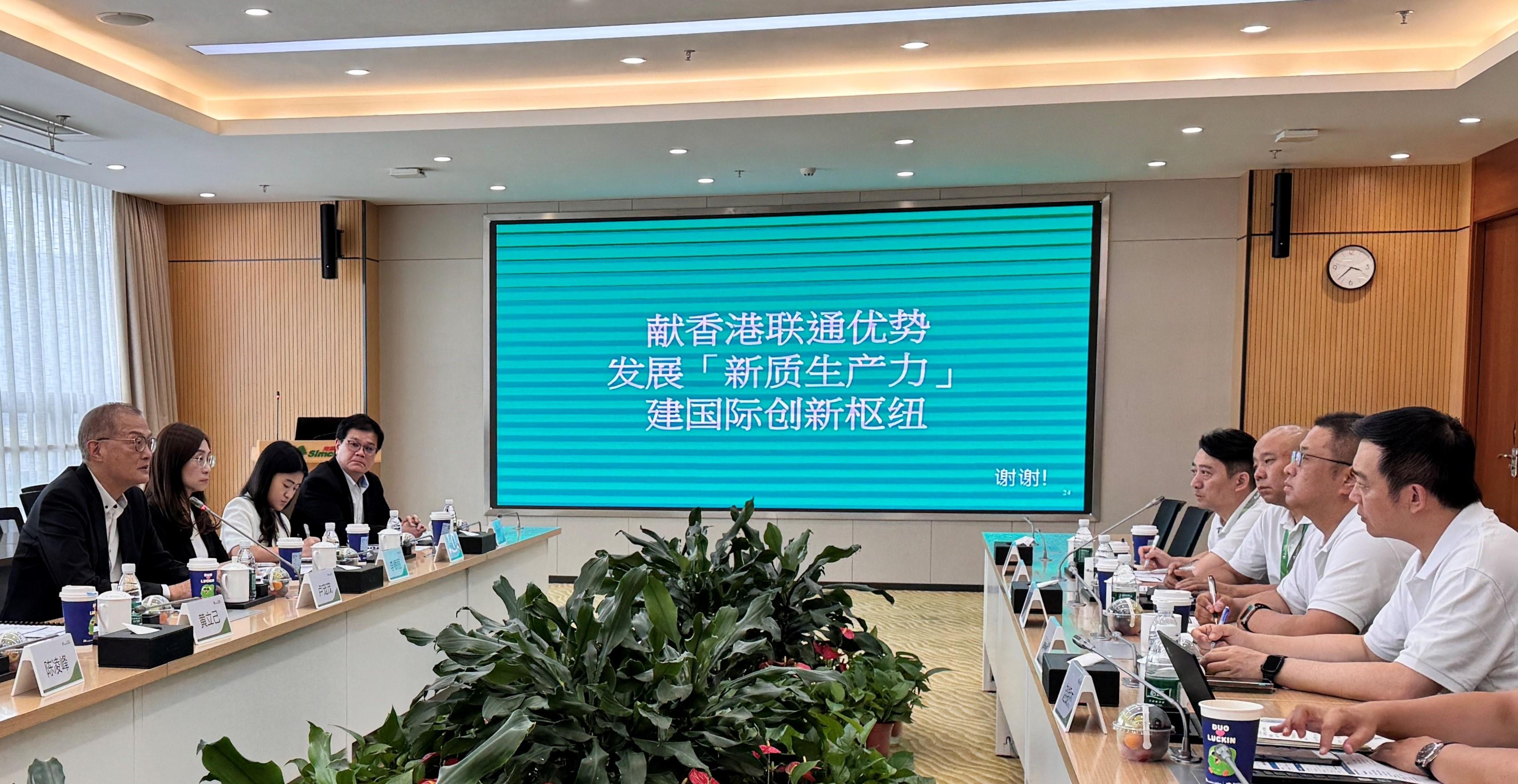 The Secretary for Health, Professor Lo Chung-mau (first left), visits Simcere Pharmaceutical Group in Nanjing today (July 11), and introduces to the Senior Vice President of Simcere Pharmaceutical Group, Dr Felix Wang (second right), the initiatives put forward by the Hong Kong Special Administrative Region Government in developing Hong Kong into an international health and medical innovation hub.
