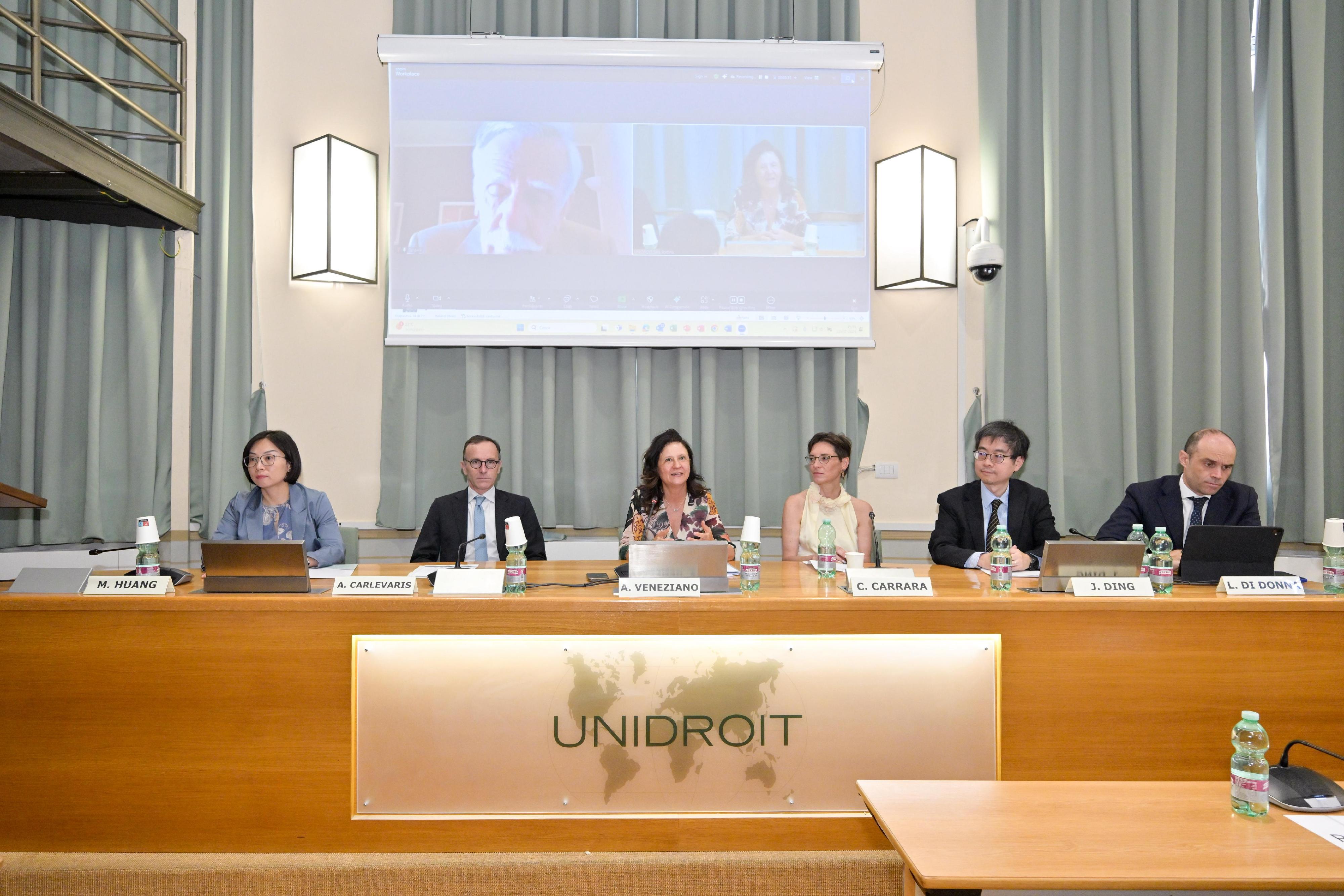 The Law Officer (International Law) of the Department of Justice (DoJ), Dr James Ding (second right), attended the panel discussion of a seminar entitled "Hong Kong as a Gateway to the Asia Pacific" co-organised by the DoJ and the International Institute for the Unification of Private Law in Rome, Italy, on July 10 (Rome time).