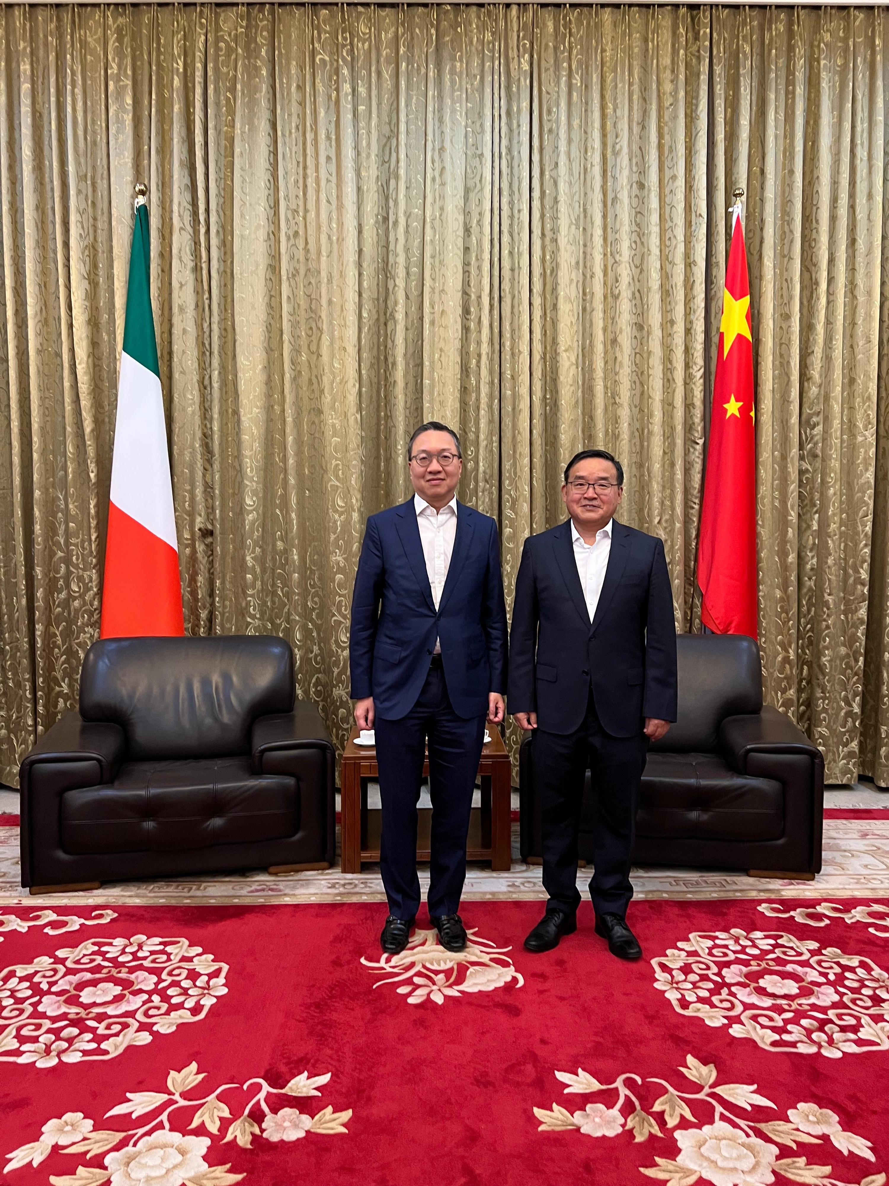 The Secretary for Justice, Mr Paul Lam, SC, called on the Ambassador Extraordinary and Plenipotentiary of the People's Republic of China to the Republic of Italy, Mr Jia Guide, on July 11 (Rome time). Photo shows Mr Lam (left) and Mr Jia (right) before the dinner.