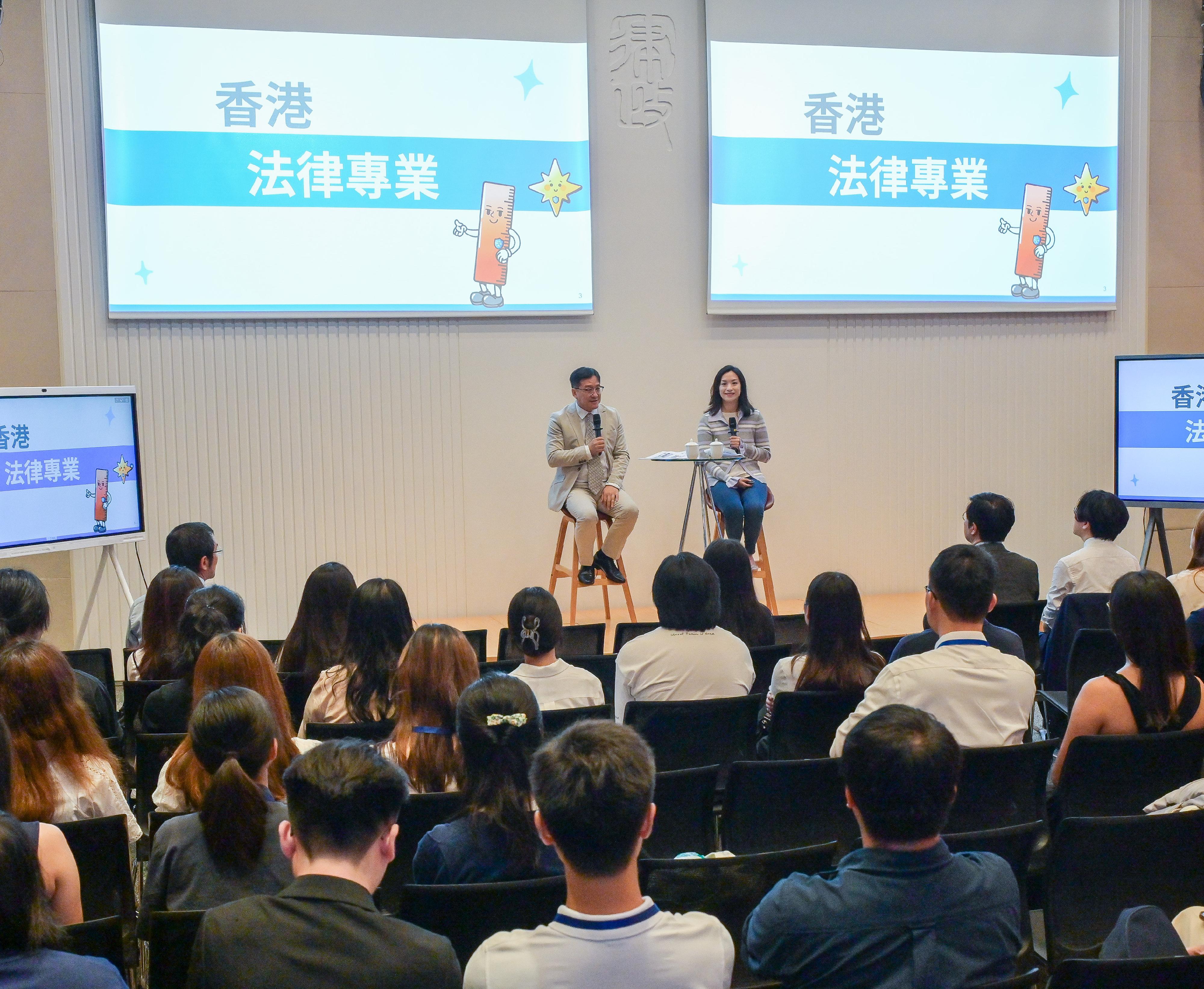 由律政司主辦，為期兩日的第三階段「傳承共建　法治社會」法治教育領袖培訓計劃基礎課程今日（七月十二日）圓滿結束。圖示法治教育督導委員會統籌和協調工作小組成員陳澤銘（左）和法治教育督導委員會成員何淑瑛（右）擔任導師，講解香港法律專業、法院程序與替代爭議解決服務等內容。