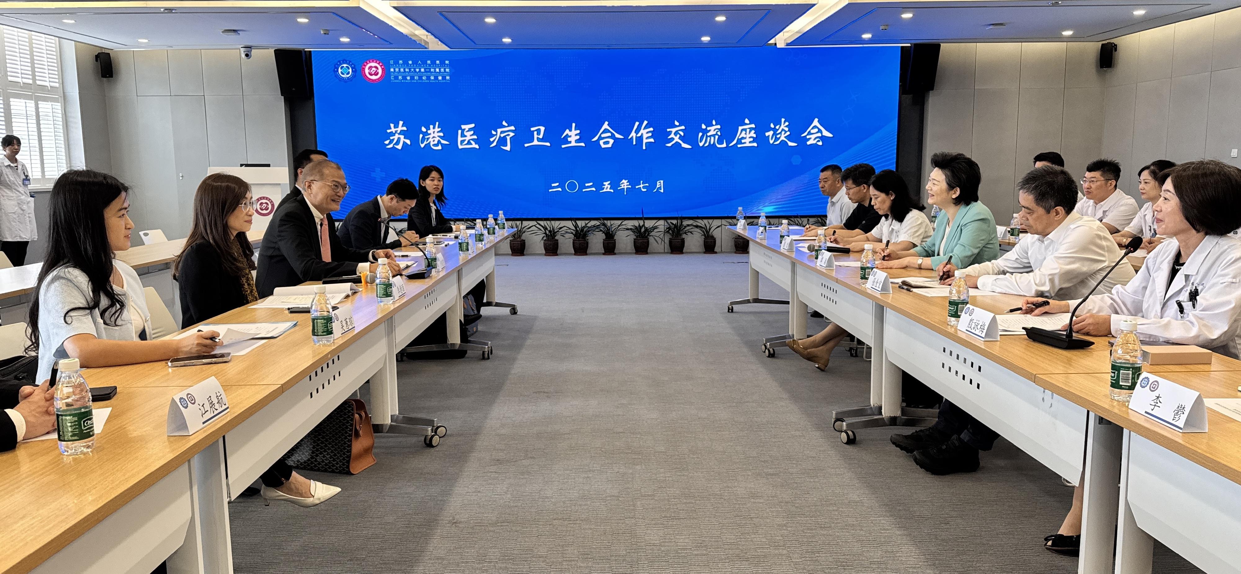 The Secretary for Health, Professor Lo Chung-mau (third left) today (July 12) visits the Jiangsu Province Hospital (the First Affiliated Hospital with Nanjing Medical University) in Nanjing, where he exchanges views and shares experiences on enhancing hospital management and services with the Commissioner of the Jiangsu Commission of Health, Ms Tan Ying (third right) and the President of the hospital, Professor Liu Yun (fourth right).

