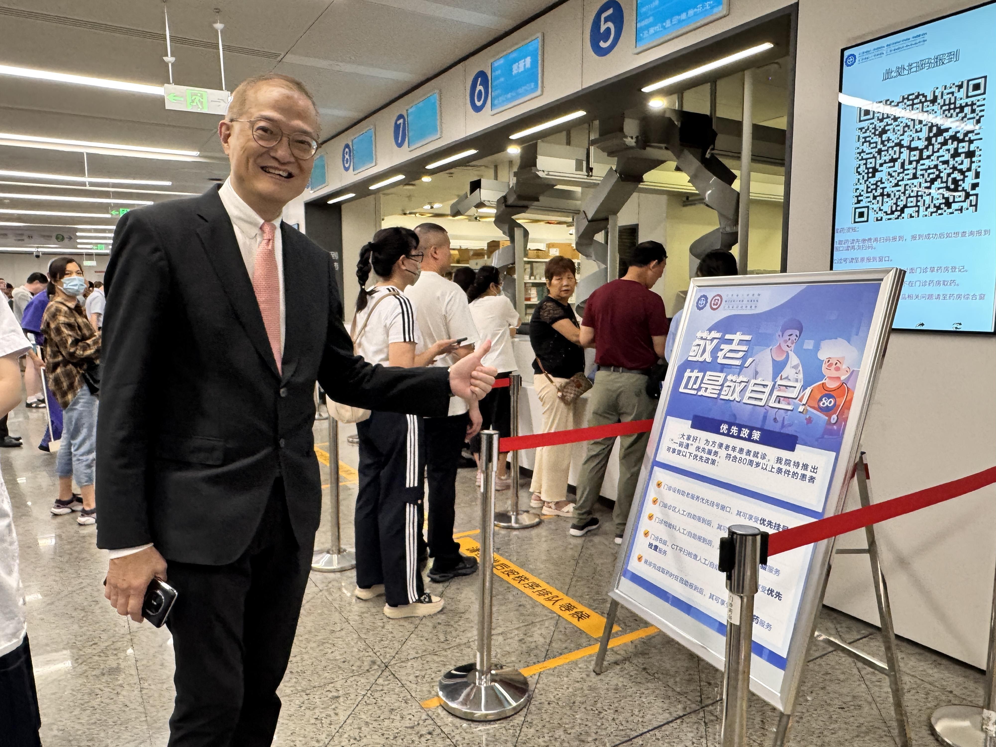 The Secretary for Health, Professor Lo Chung-mau visits the Jiangsu Province Hospital (the First Affiliated Hospital with Nanjing Medical University) in Nanjing today (July 12).
