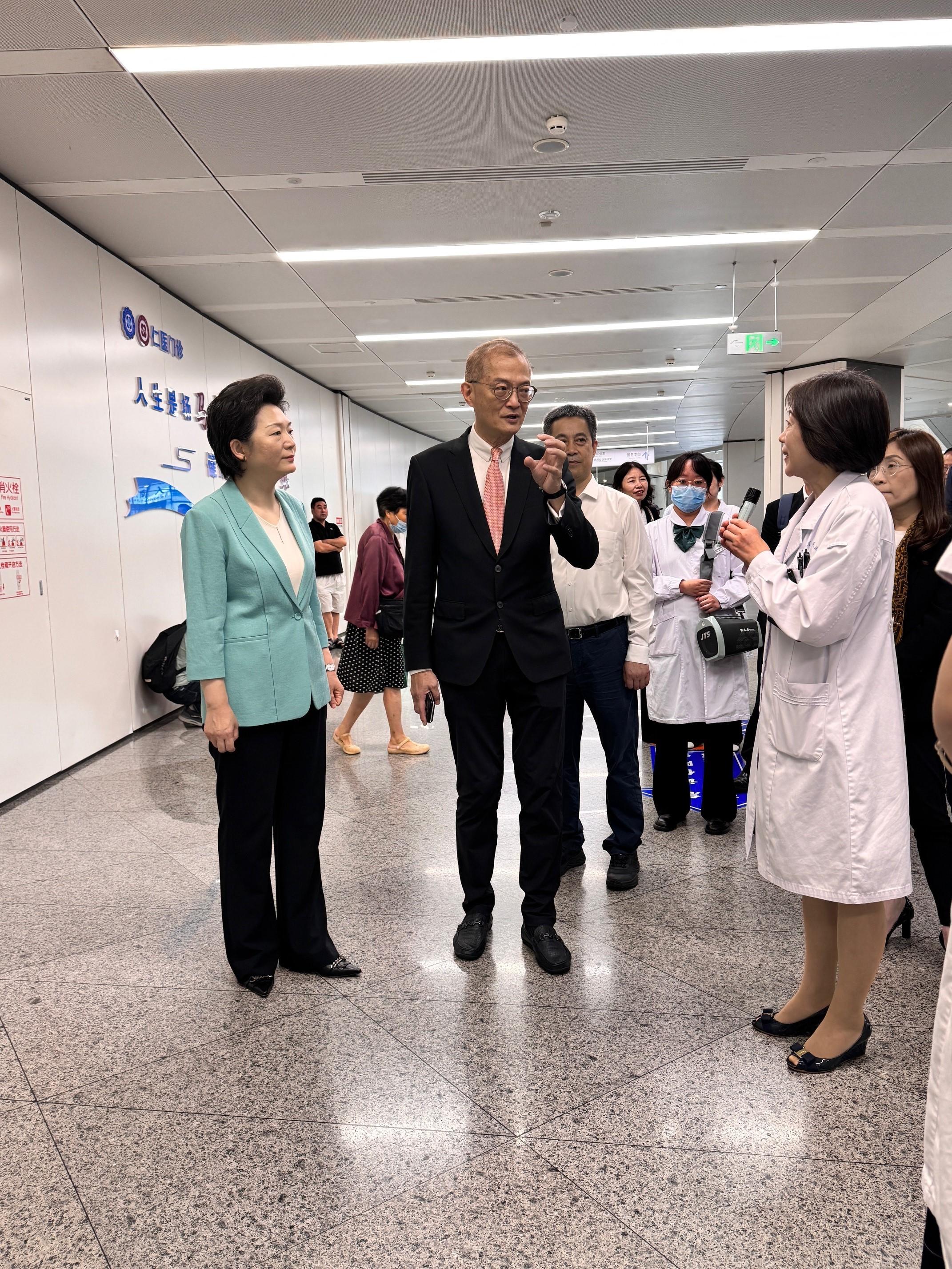 The Secretary for Health, Professor Lo Chung-mau (second left) visits the Jiangsu Province Hospital (the First Affiliated Hospital with Nanjing Medical University) in Nanjing today (July 12). Looking on is the Commissioner of the Jiangsu Commission of Health, Ms Tan Ying (first left).