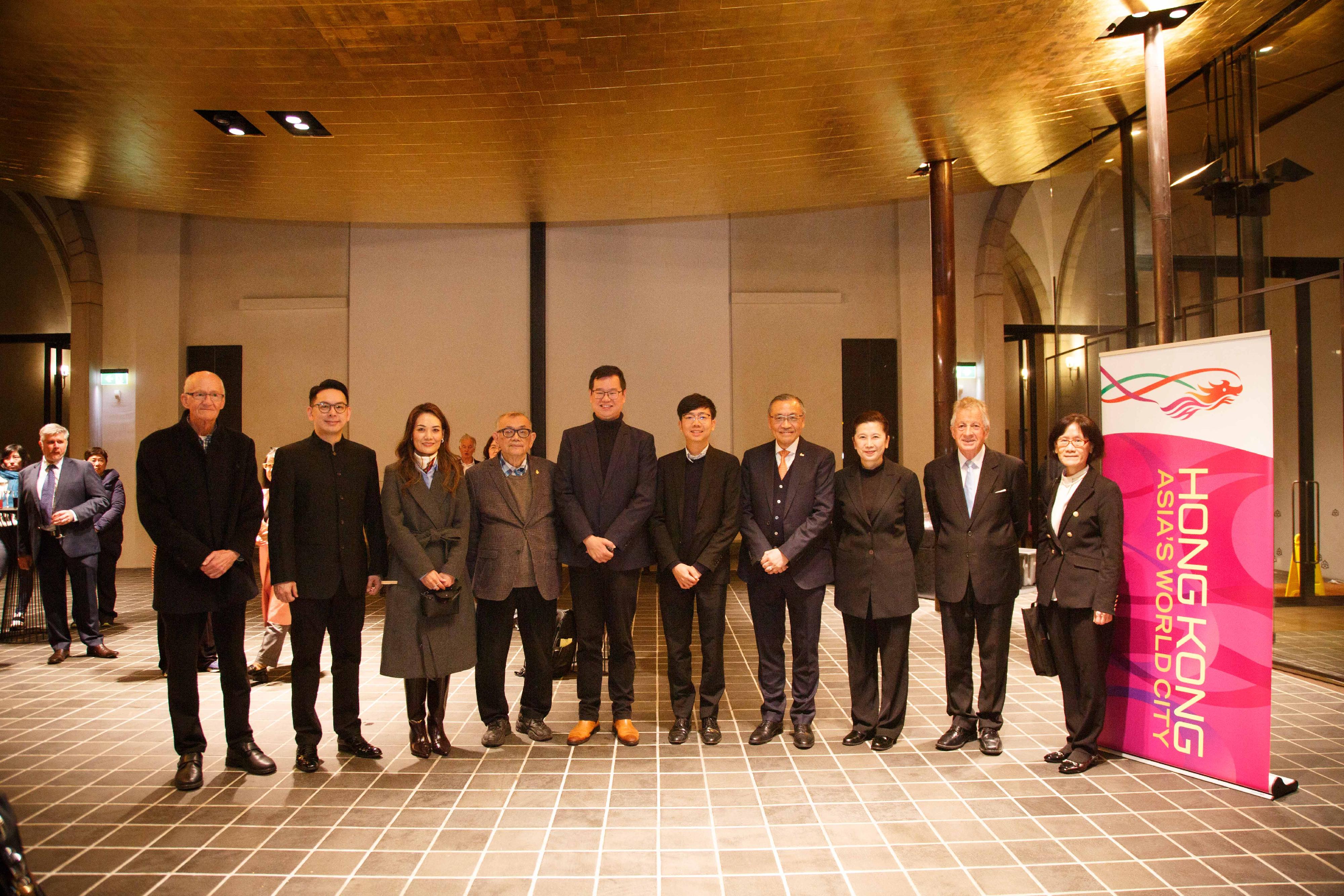 The Hong Kong Economic and Trade Office, Sydney (Sydney ETO) hosted a pre-performance reception in Auckland yesterday (July 11) to celebrate the Hong Kong Children Choir's (HKCC) debut visit to New Zealand. Photo shows the Deputy Director of the Sydney ETO, Mr Timothy Chau (fifth right); the Immediate Past Chairman of the HKCC, Mr Ronald Yam (fourth right); the Member of the New Zealand Parliament, Dr Carlos Cheung (fifth left); the Waitemata and Gulf Ward Councillor of the Auckland Council, Mr Mike Lee (second right); the Member of the Auckland Council Local Board, Mr Peter Chan (fourth left); the President of the Hong Kong New Zealand Business Association, Ms Sammie Chan (third left); the Music Director and Principal Conductor of the HKCC, Ms Kathy Fok (third right); the Conductor of the HKCC, Mr Apollo Wong (second left) and guests posing for a group photo at the pre-performance reception. 