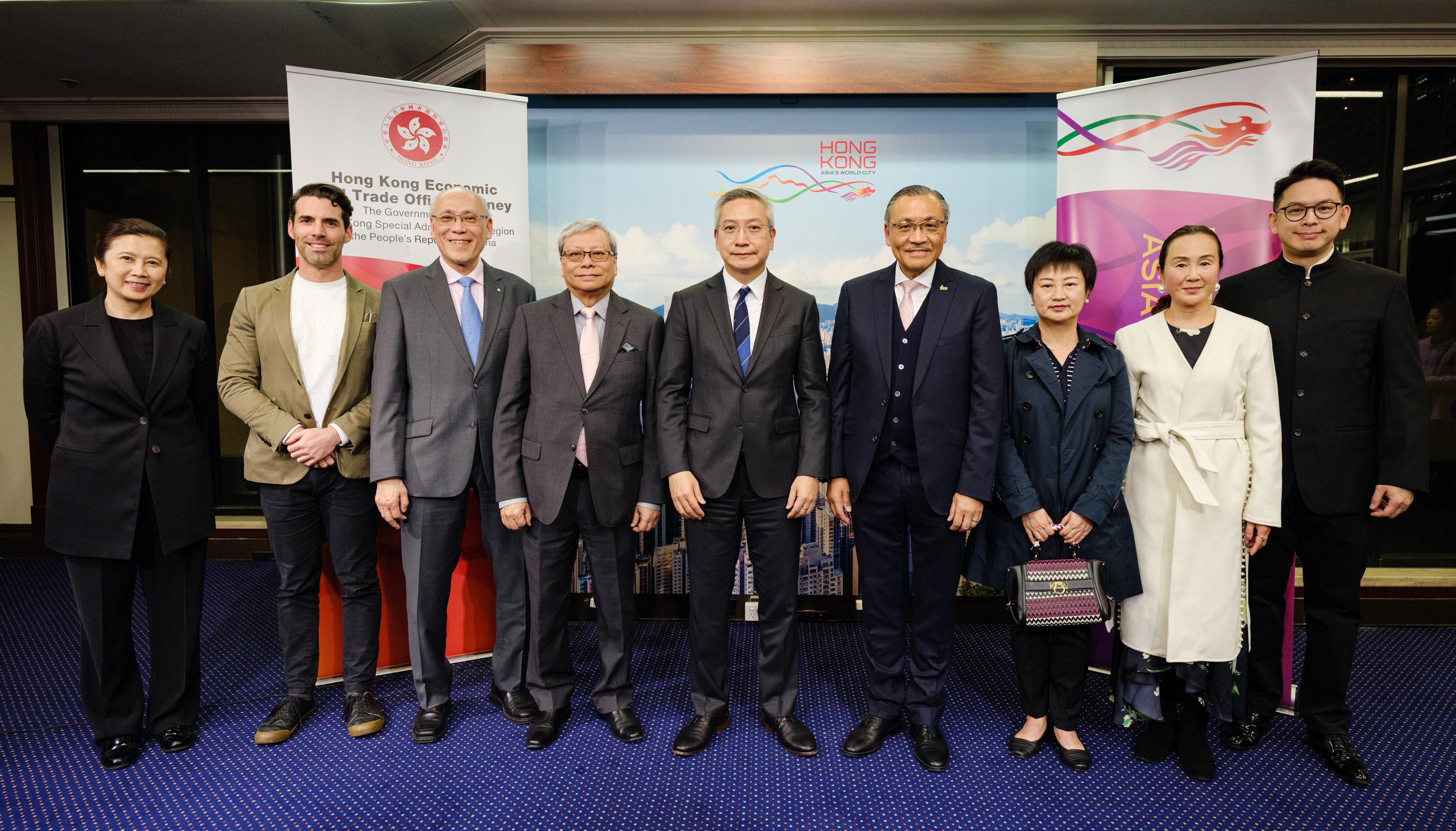 香港駐悉尼經濟貿易辦事處（悉尼經貿辦）於七月九日在香港樓舉行演出前酒會歡迎香港兒童合唱團（香兒）。圖示（左起）香兒音樂總監兼首席指揮霍嘉敏、悉尼市副市長Zann Maxwell、更生會癌症基金主席廖建明、更生會執行委員會會長楊迺賢、悉尼經貿辦處長莊國民、香兒董事會上屆主席任德煇、中華人民共和國駐悉尼總領事館參贊銜領事（文化事務）王書羽、喬治河市副市長劉娜心、以及香兒指揮黃日珩在演出前酒會上合照。