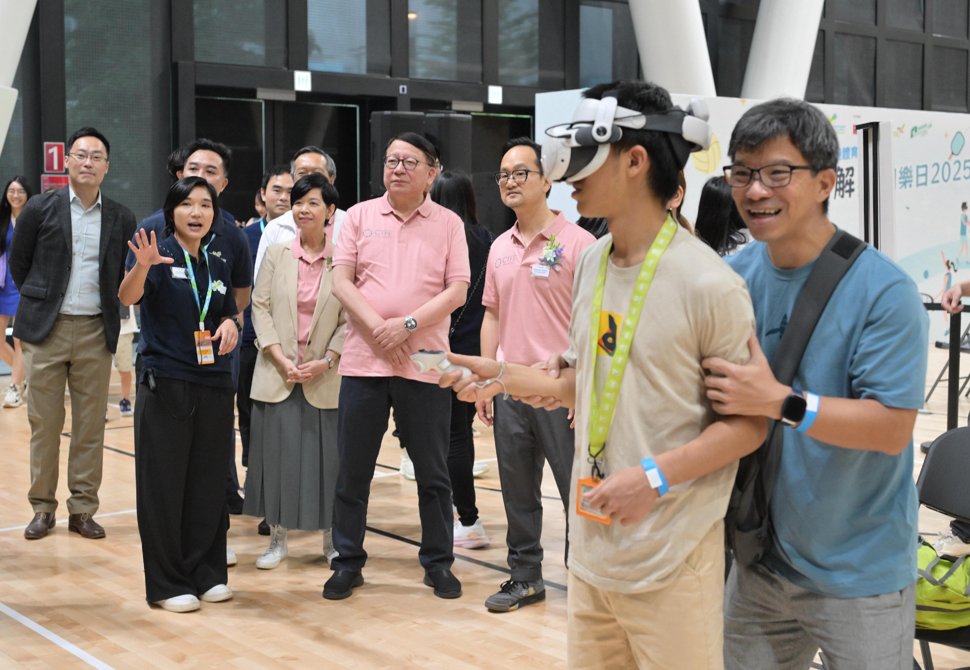 政務司司長陳國基今日（七月十二日）出席「師友同行　活力匯聚挑戰賽」暨《邨JUMP！》冠軍爭霸戰2024–2025。圖示陳國基（中）參觀攤位。