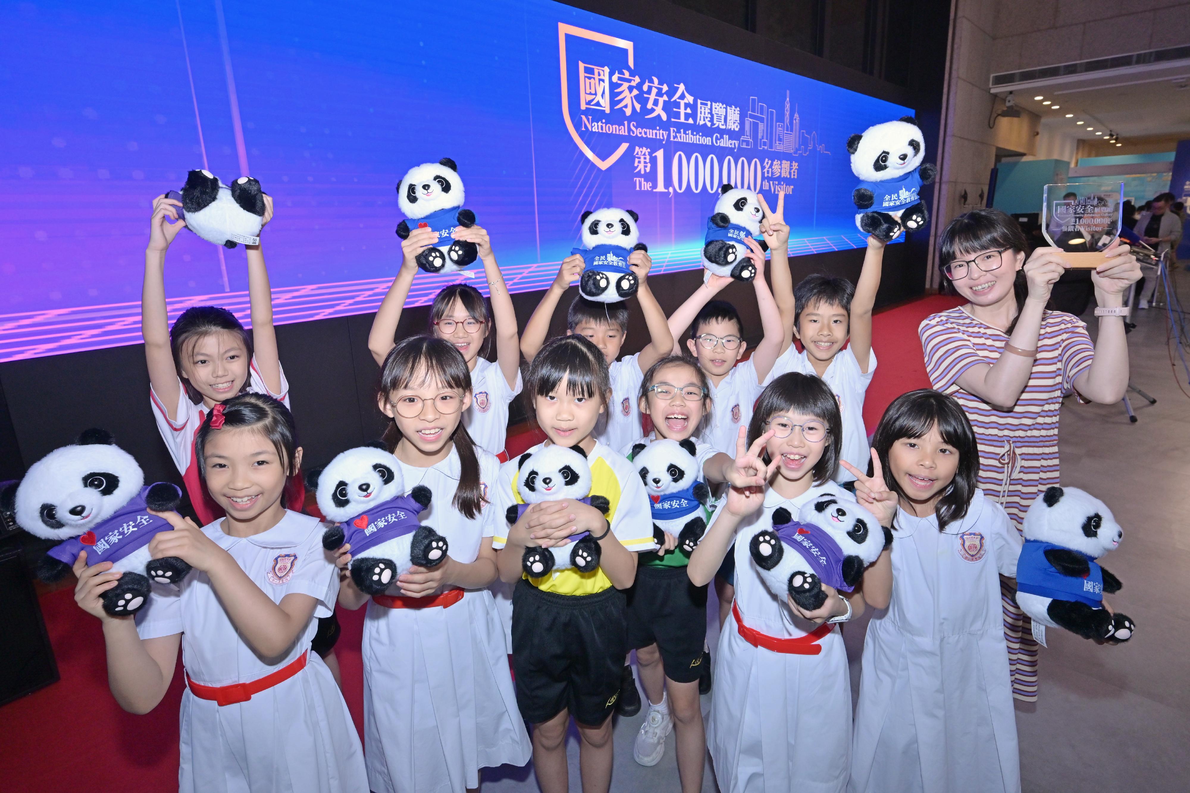 The one-millionth visitor to the National Security Exhibition Gallery, who are from the Po Leung Kuk Luk Hing Too Primary School, posed for a group photo.