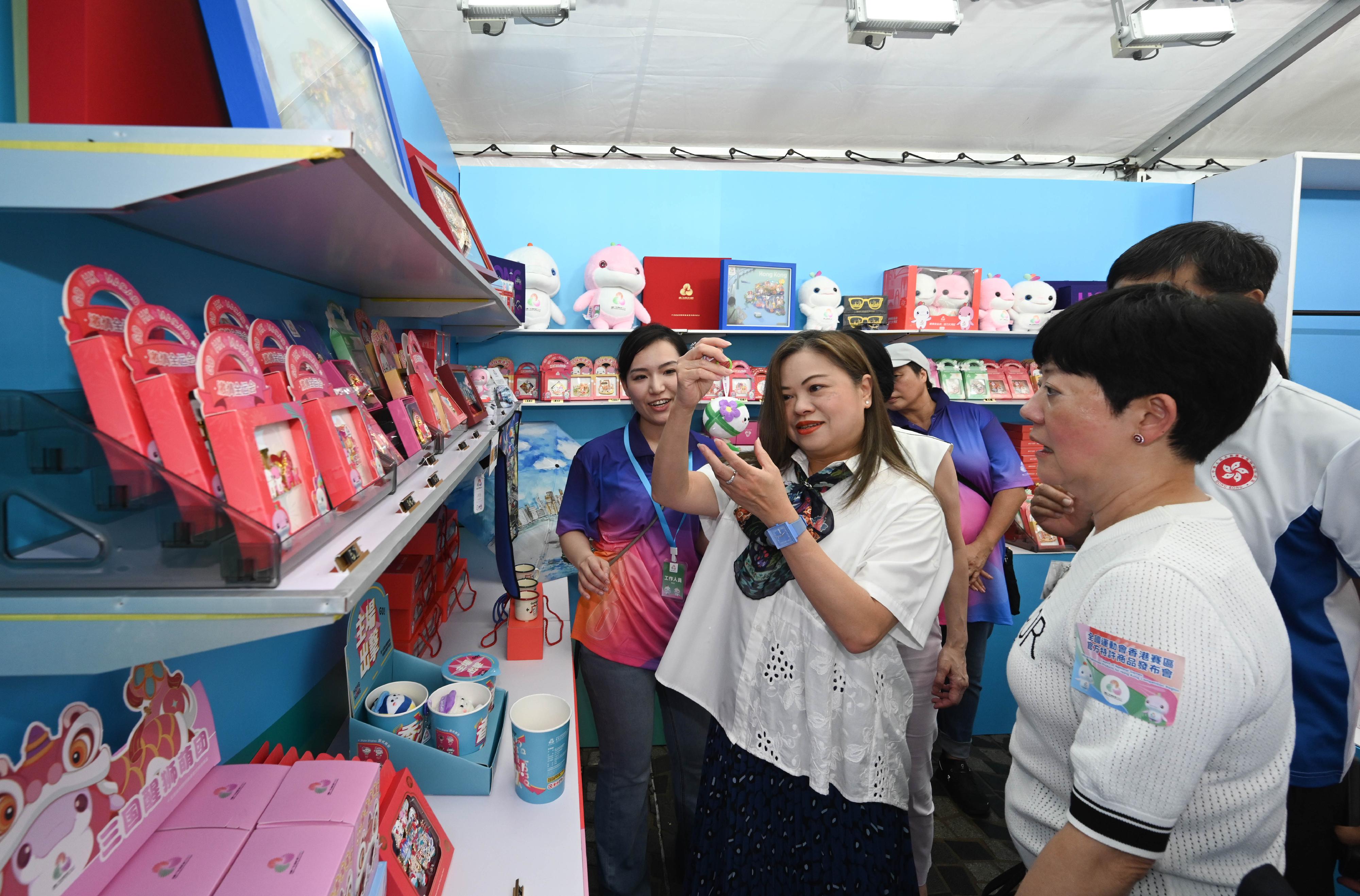 The Launch of National Games Official franchised products for Hong Kong competition region was held at the Hong Kong Cultural Centre Piazza, Tsim Sha Tsui today (July 12). Photo shows the Secretary for Culture, Sports and Tourism, Miss Rosanna Law (centre), purchasing products at the official franchised products pop-up store.