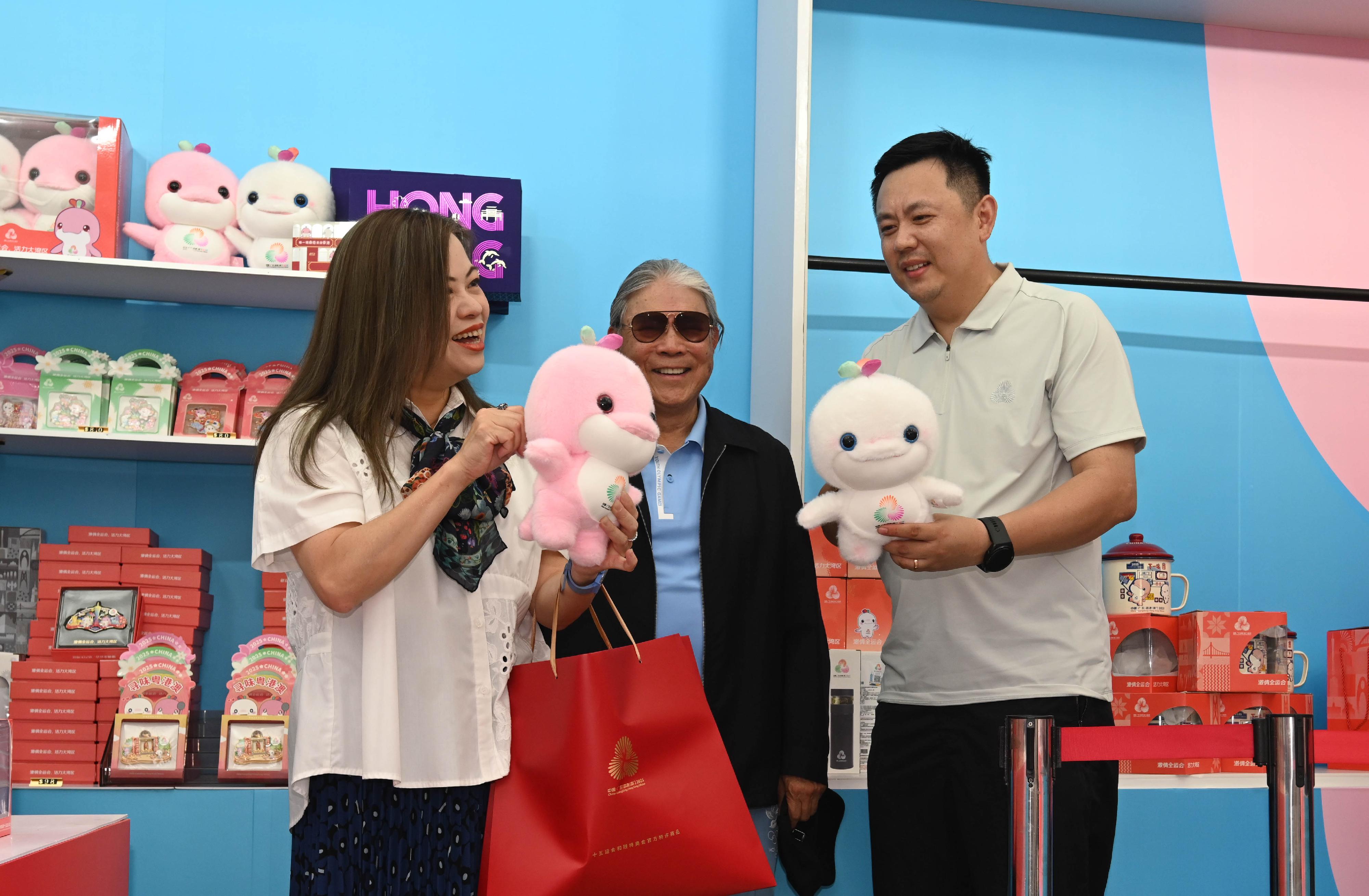 The Launch of National Games Official franchised products for Hong Kong competition region was held at the Hong Kong Cultural Centre Piazza, Tsim Sha Tsui today (July 12). Photo shows the Secretary for Culture, Sports and Tourism, Miss Rosanna Law (left), purchasing products at the official franchised products pop-up store.