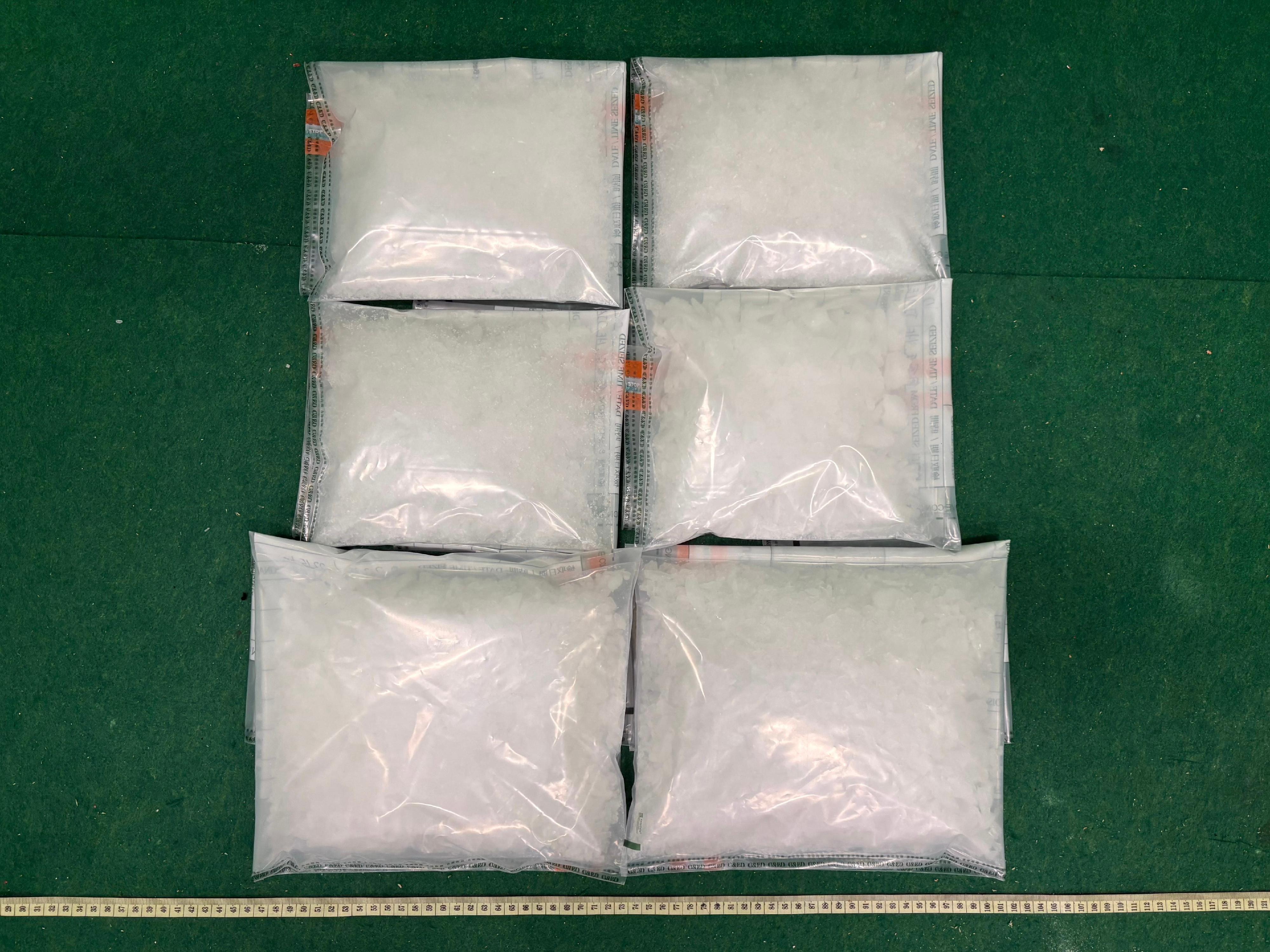 香港海關昨日（七月十二日）在香港國際機場偵破一宗行李藏毒的販毒案件，檢獲約四公斤懷疑冰毒，估計市值約二百二十萬元。圖示檢獲的懷疑冰毒。
