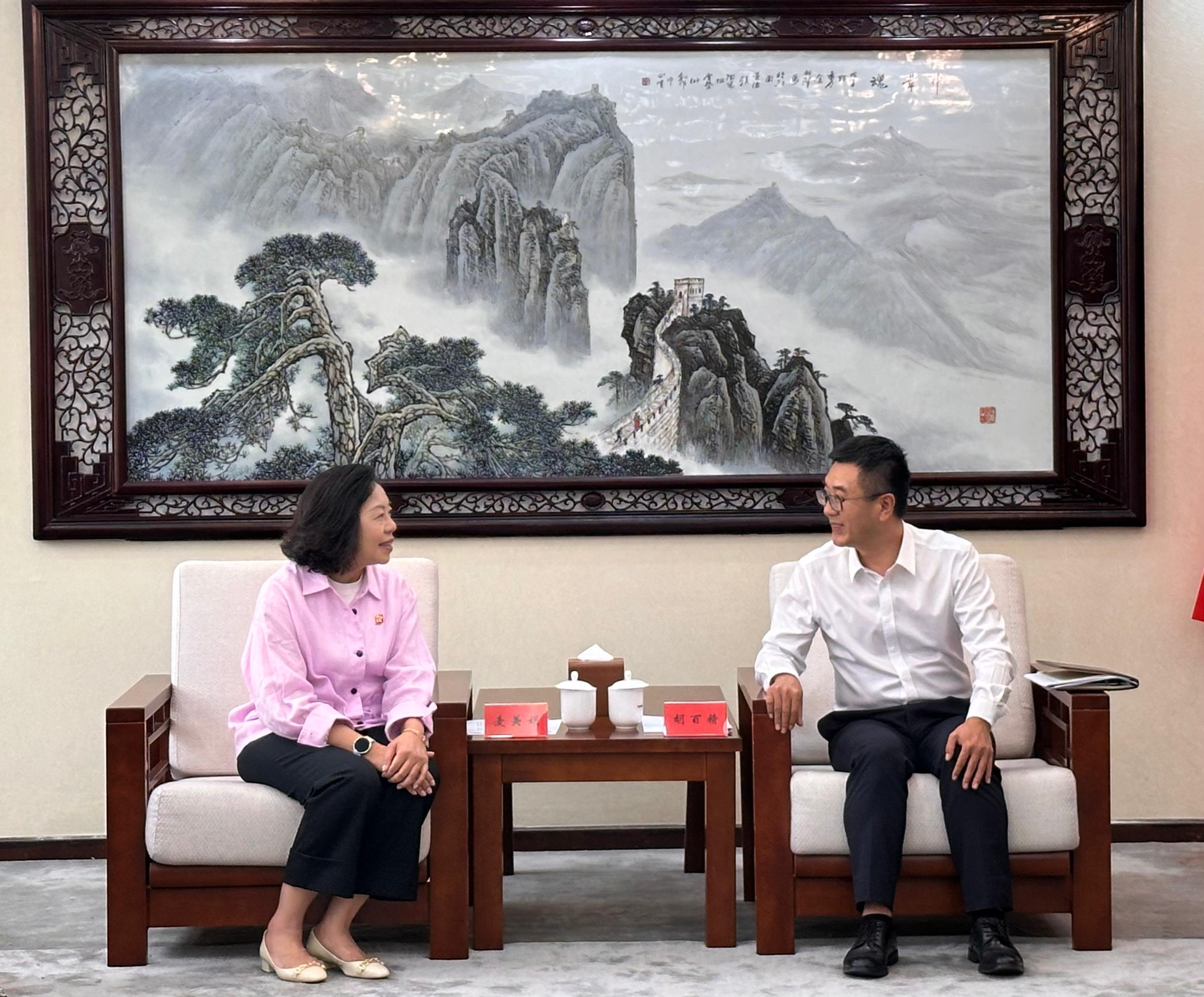 Leading a delegation, the Secretary for Home and Youth Affairs, Miss Alice Mak, commenced her visit to Beijing today (July 14). Photo shows Miss Mak (left) meeting with the Vice President of the All-China Youth Federation, Mr Hu Baijing (right).