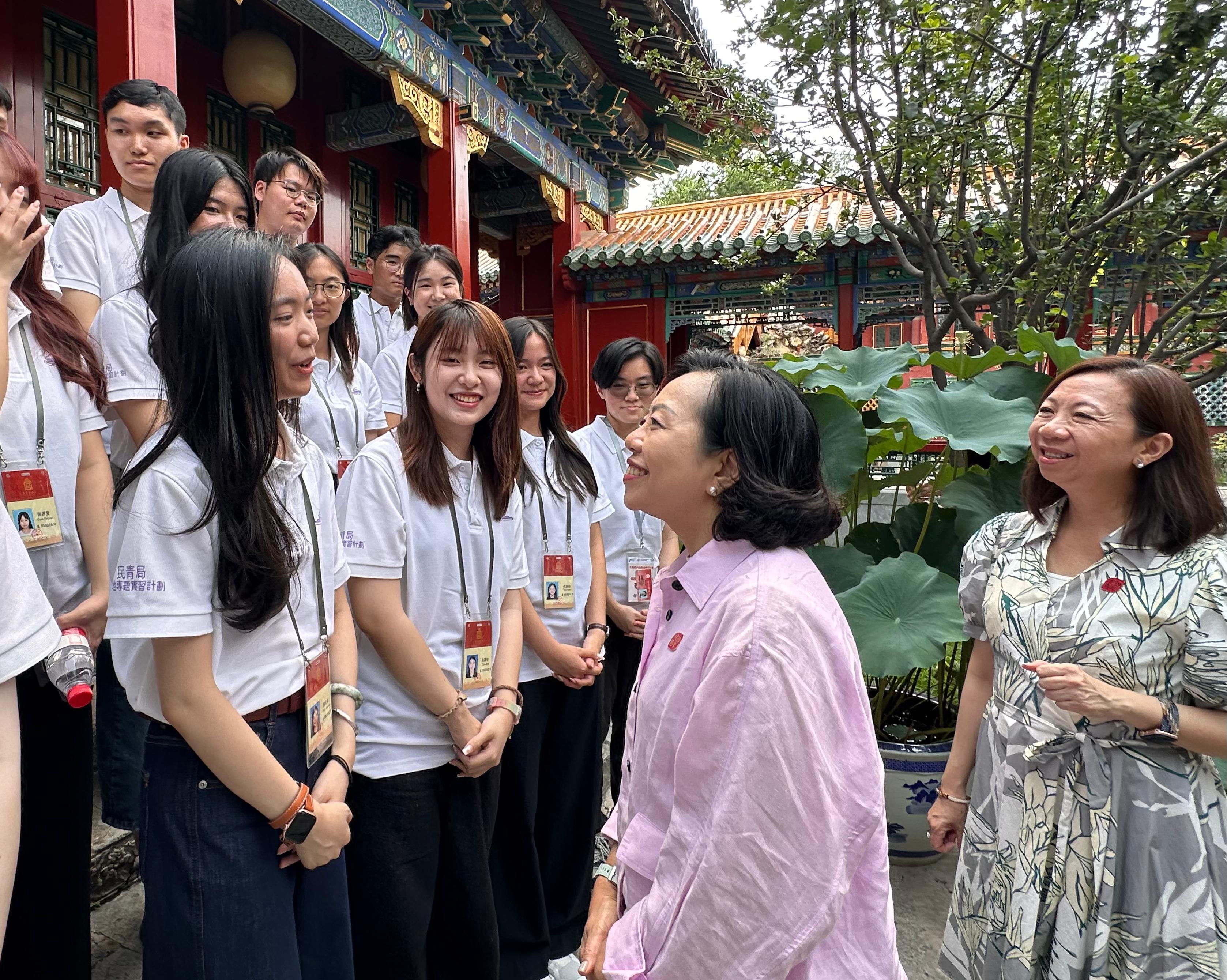 Leading a delegation, the Secretary for Home and Youth Affairs, Miss Alice Mak, commenced her visit to Beijing today (July 14). Photo shows Miss Mak (second right) and the Permanent Secretary for Home and Youth Affairs, Ms Shirley Lam (first right), interacting with Hong Kong youth participating in the Hong Kong-Macao Youth Internship Programme at Palace Museum.