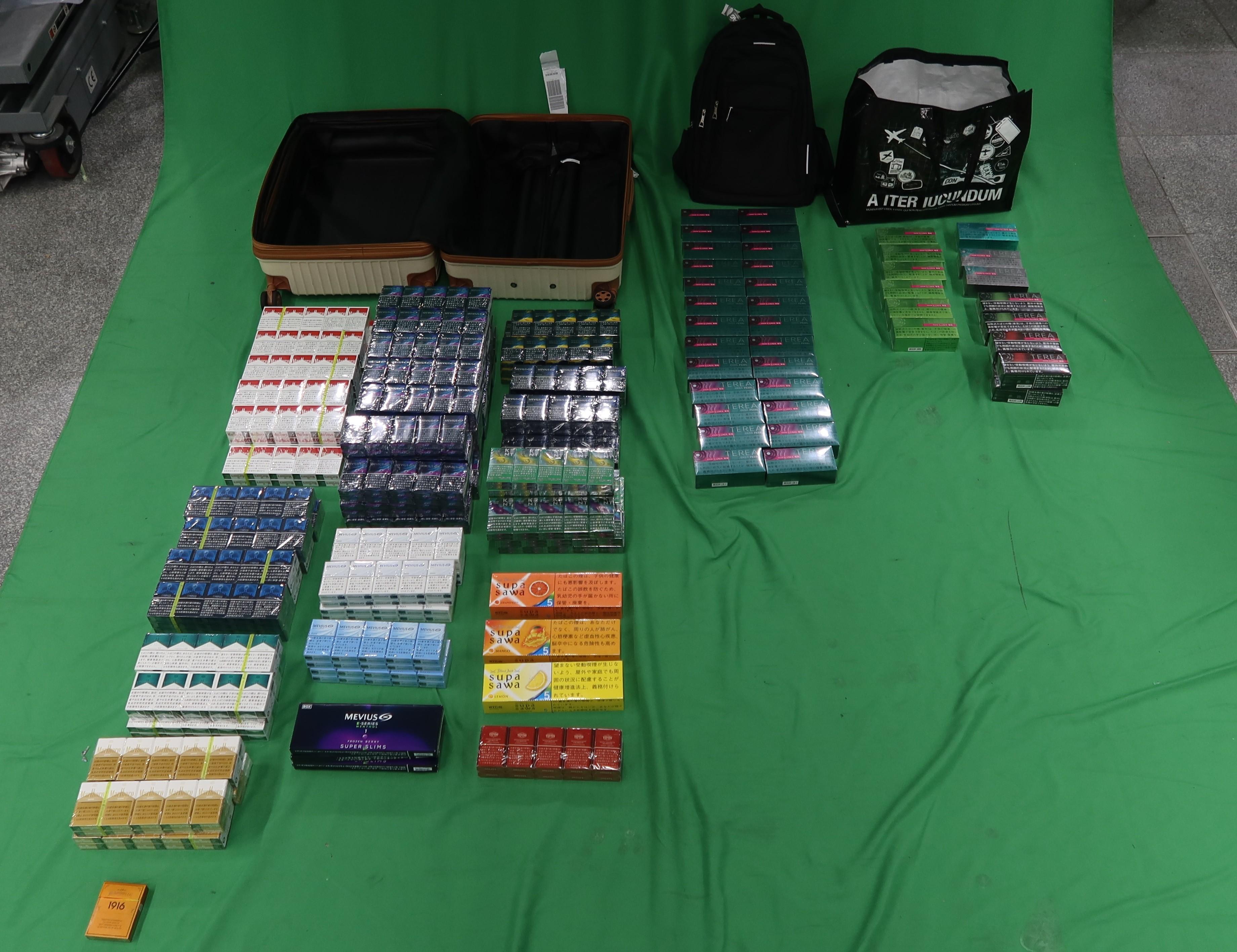 An incoming 22-year-old male passenger was sentenced to six months' imprisonment with a fine at the West Kowloon Magistrates' Courts today (July 14) for possessing duty-not-paid cigarettes and failing to declare them to Customs officers, as well as for importing alternative smoking products, in contravention of the Dutiable Commodities Ordinance and the Import and Export Ordinance. Photo shows the duty-not-paid cigarettes and alternative smoking products seized.

