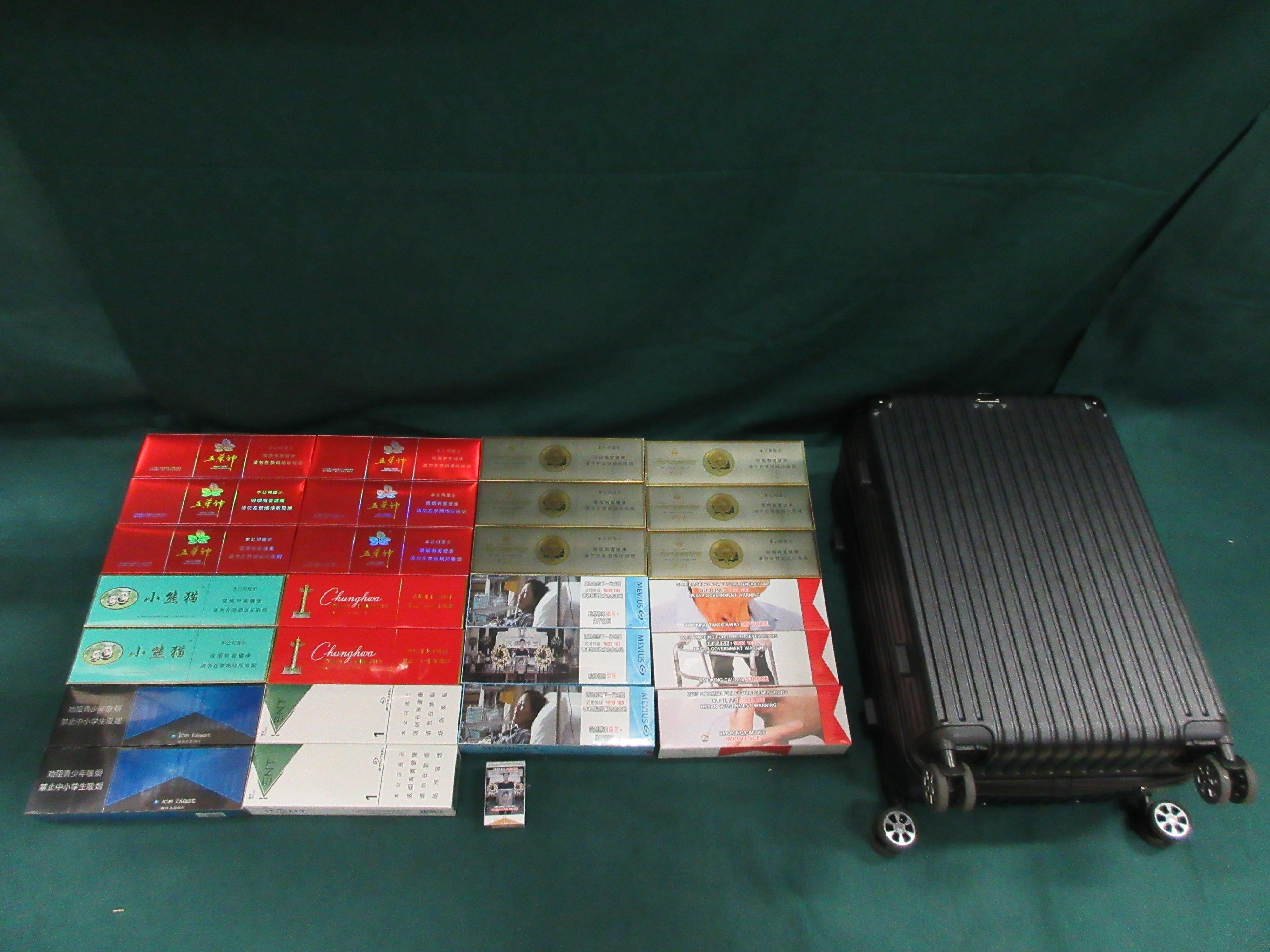 一名六十八歲抵港女旅客因管有未完稅香煙和未有向海關人員作出申報，違反《應課稅品條例》，今日（七月十四日）在粉嶺裁判法院被判處監禁四星期。圖示檢獲的未完稅香煙。




