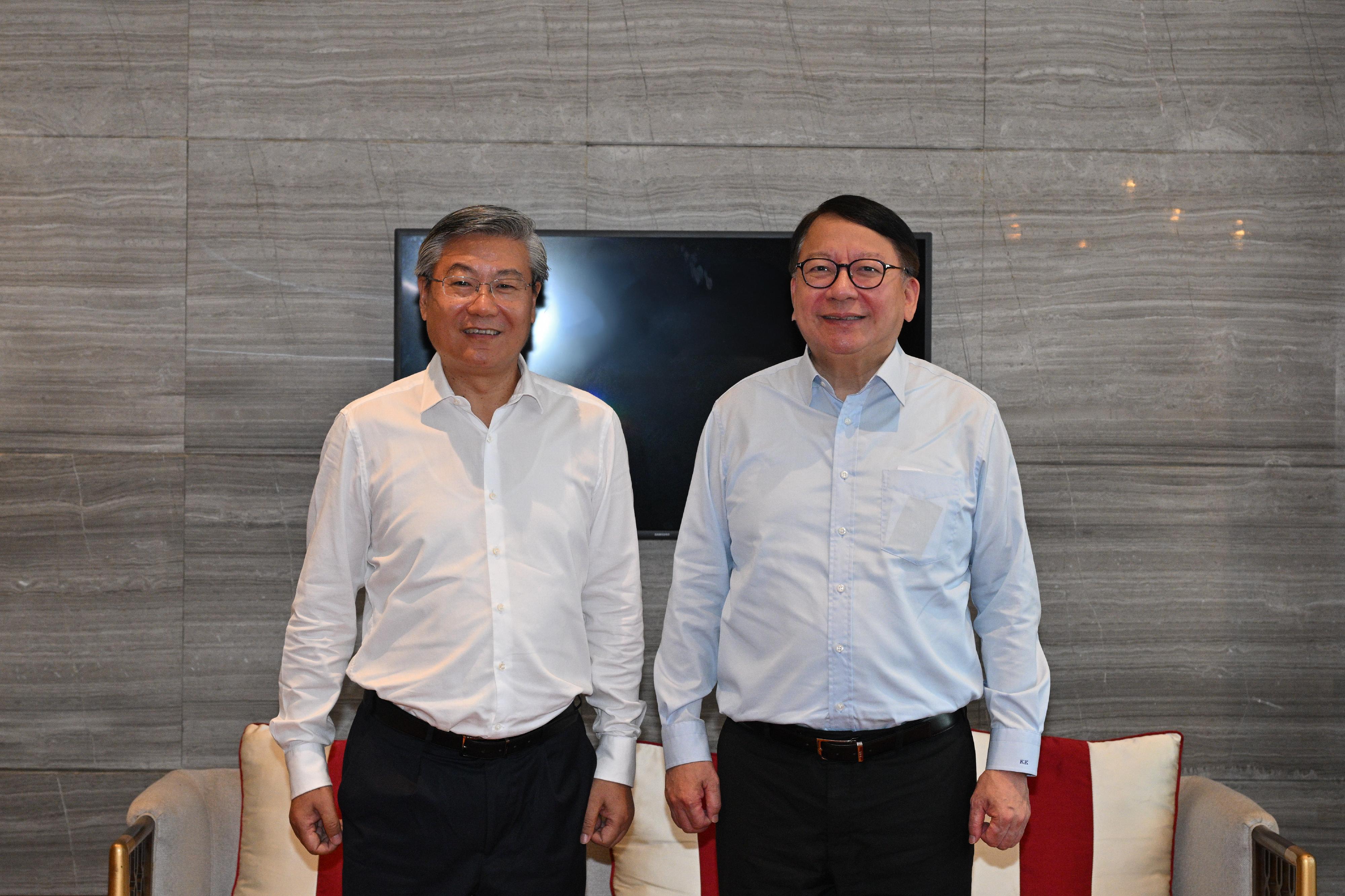 政務司司長陳國基七月十四日展開海南省訪問行程。圖示陳國基（右）與海南省政協黨組書記、主席李榮燦（左）會面。