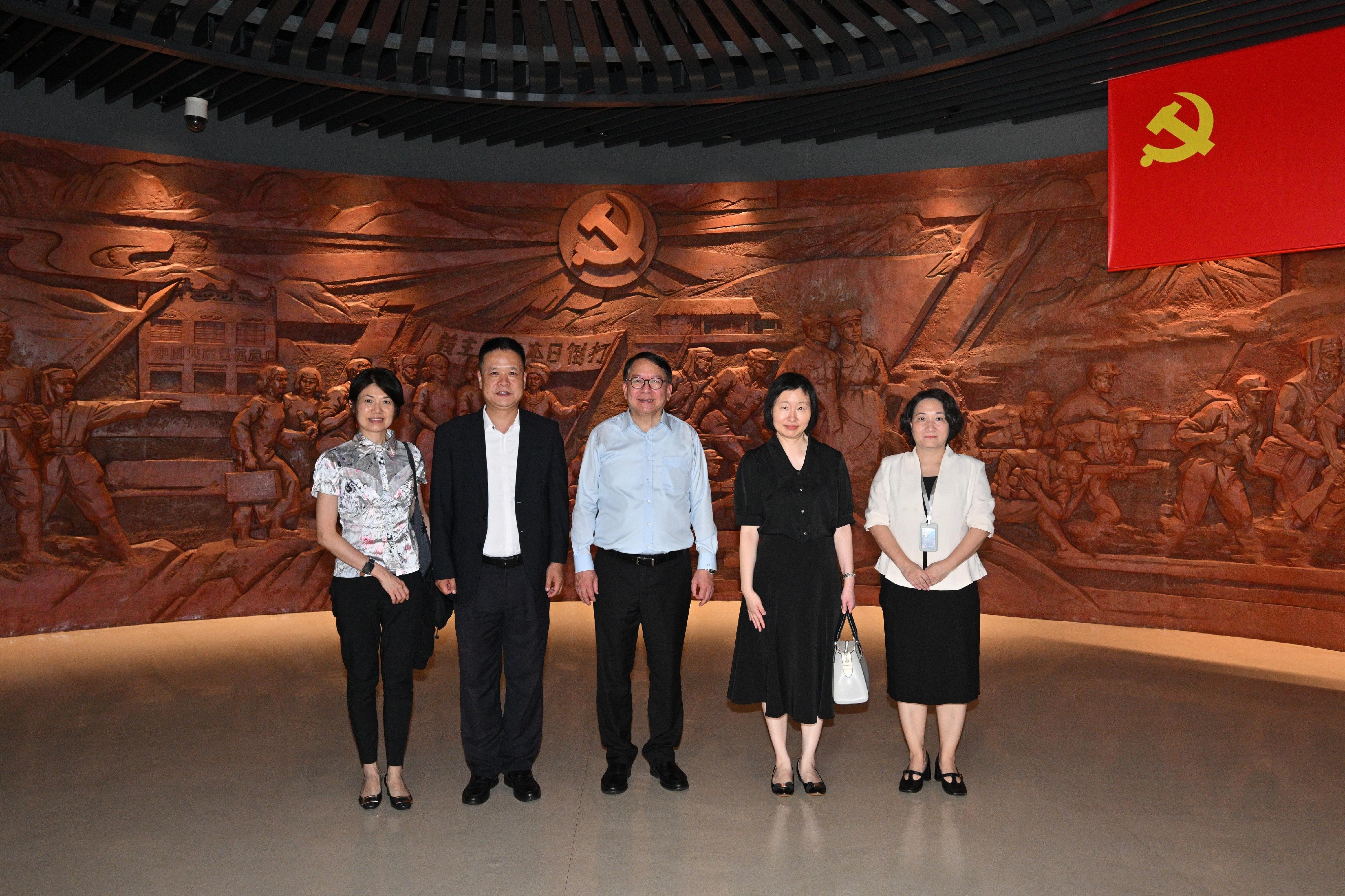 政務司司長陳國基七月十四日展開海南省訪問行程。圖示陳國基（中）在海南省委統戰部副部長、省僑辦主任曾曉明（左二）陪同下參觀海南省史志館。