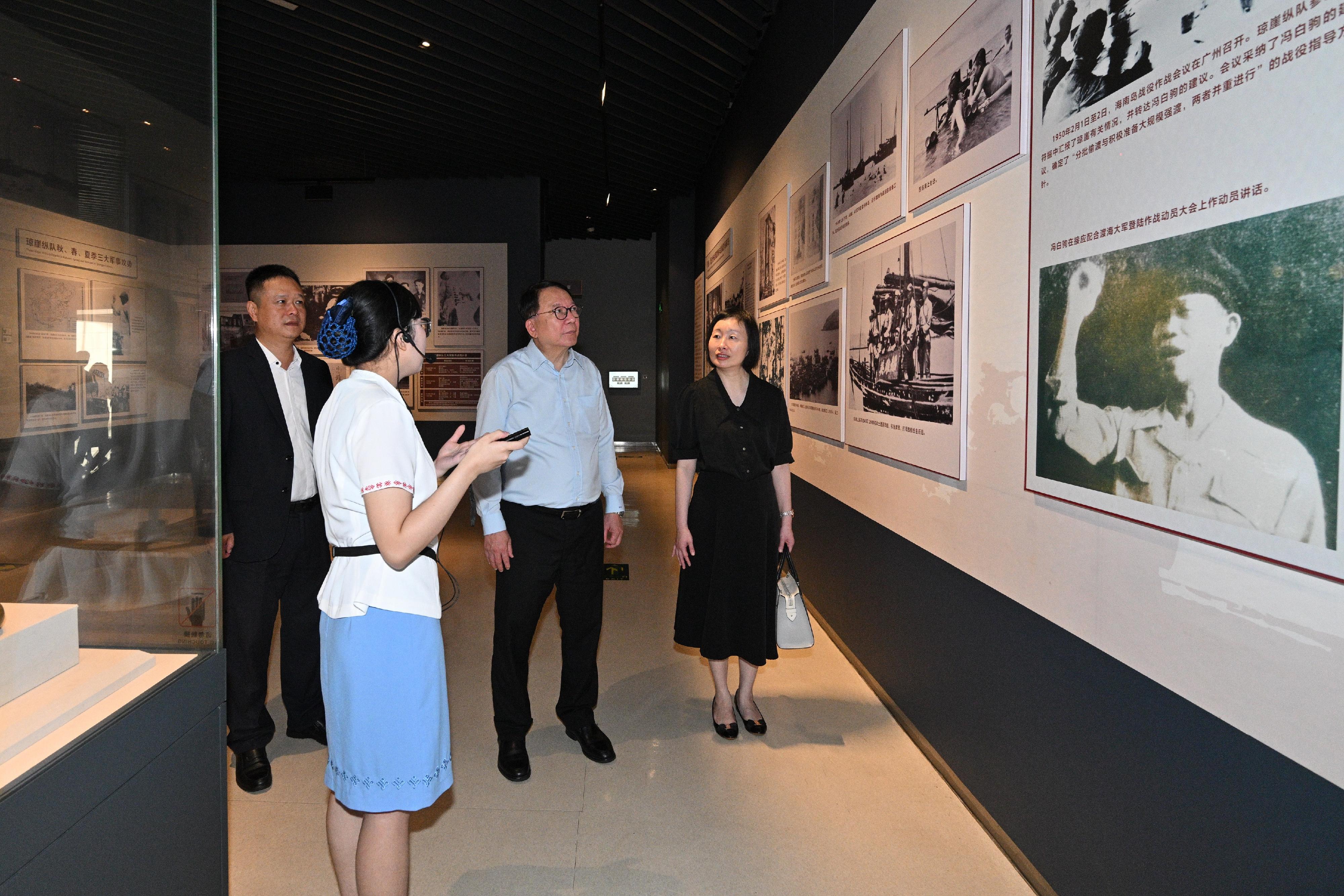 政務司司長陳國基七月十四日展開海南省訪問行程。圖示陳國基（右二）在海南省委統戰部副部長、省僑辦主任曾曉明（左一）陪同下參觀海南省史志館，並聽取工作人員介紹。