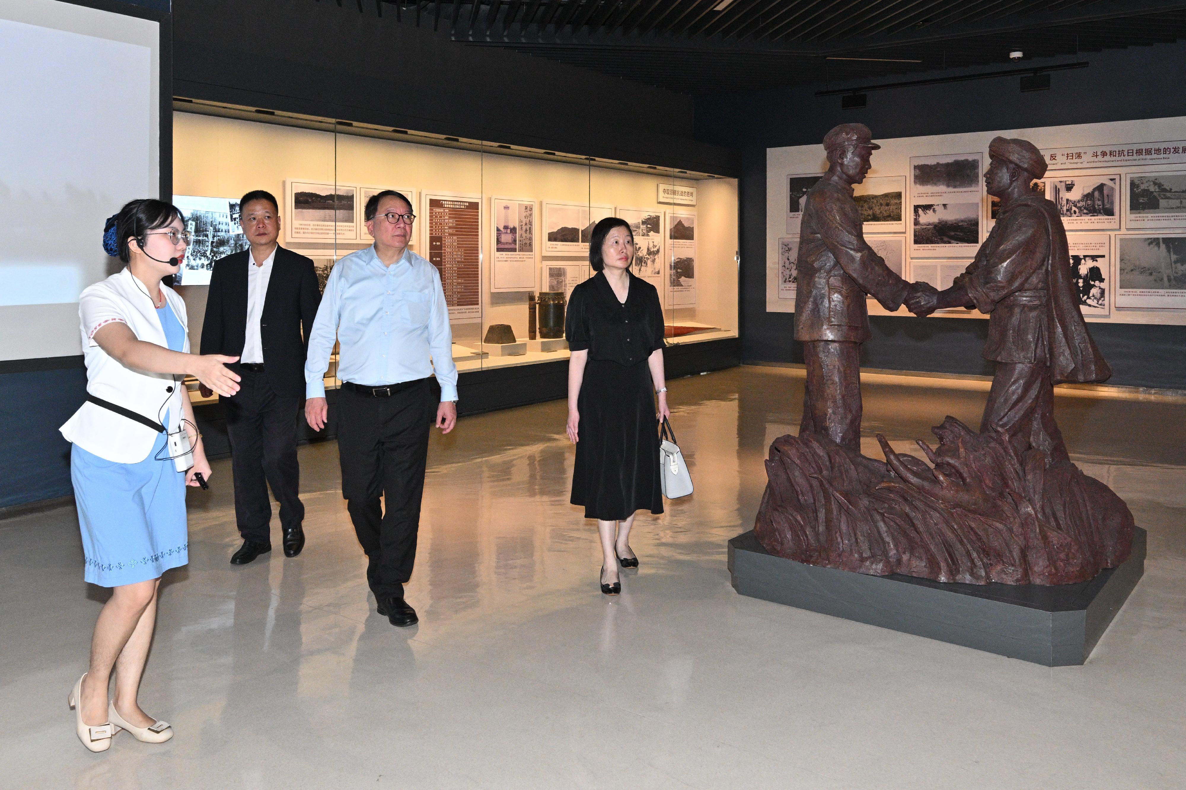 政務司司長陳國基七月十四日展開海南省訪問行程。圖示陳國基（右二）在海南省委統戰部副部長、省僑辦主任曾曉明（左二）陪同下參觀海南省史志館，並聽取工作人員介紹。