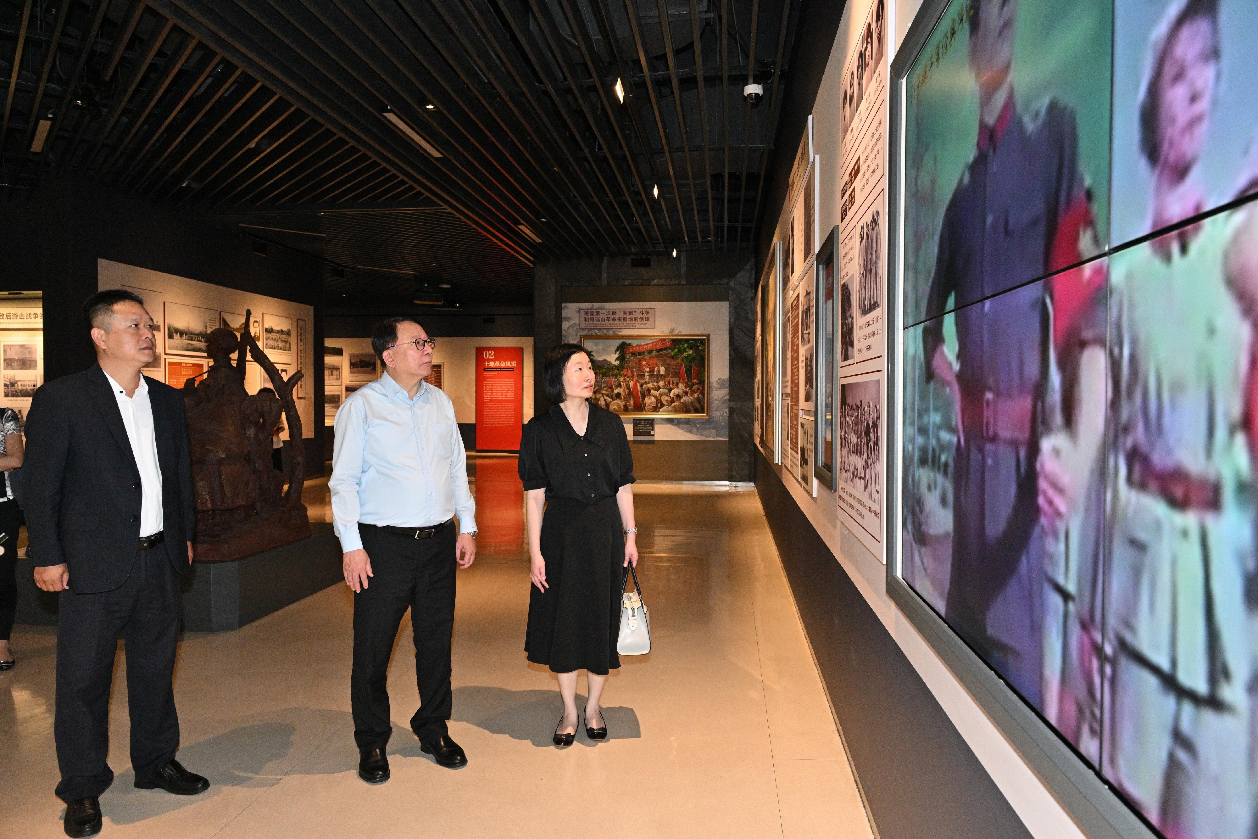 政務司司長陳國基七月十四日展開海南省訪問行程。圖示陳國基（中）在海南省委統戰部副部長、省僑辦主任曾曉明（左）陪同下參觀海南省史志館。
