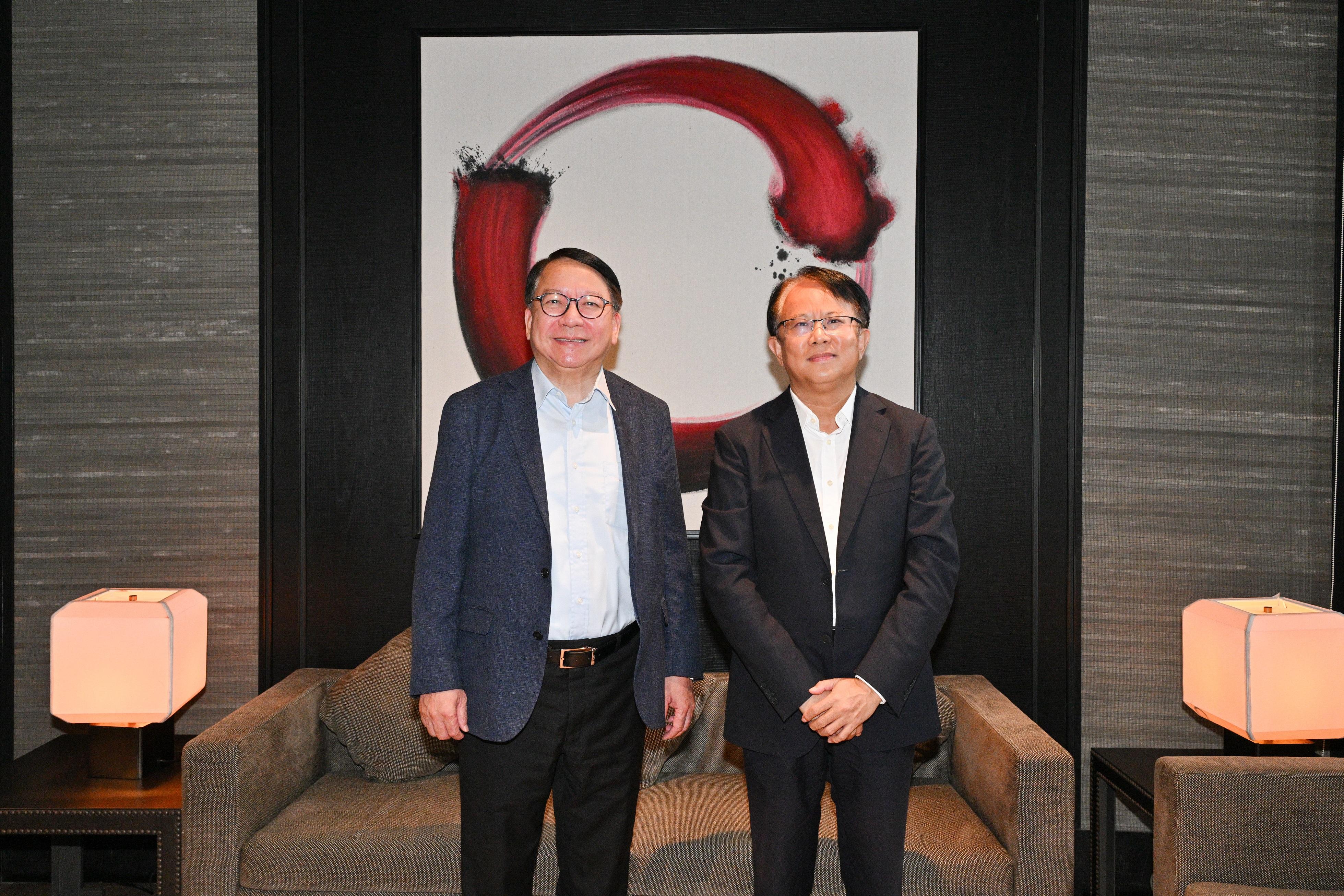 政務司司長陳國基七月十四日展開海南省訪問行程。圖示陳國基（左）與文昌市委書記王鵬（右）會面。