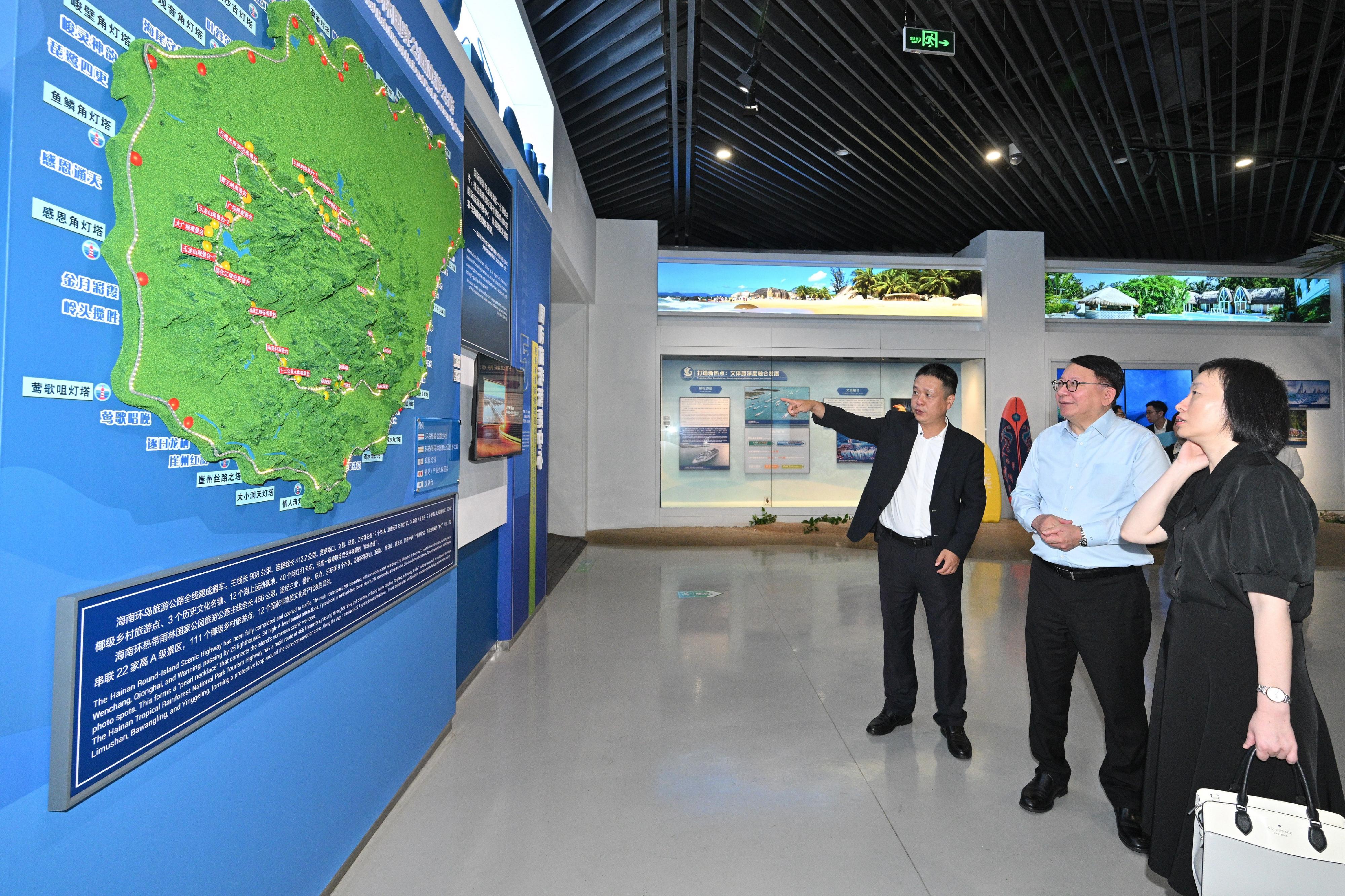 The Chief Secretary for Administration, Mr Chan Kwok-ki, began his visit to Hainan Province on July 14. Photo shows Mr Chan (centre), accompanied by Vice Director of the United Front Work Department of the CPC Hainan Provincial Committee and Director of the Overseas Chinese Affairs Office of Hainan Province Mr Zeng Xiaoming (left), visiting the Hainan Chronicles Museum.