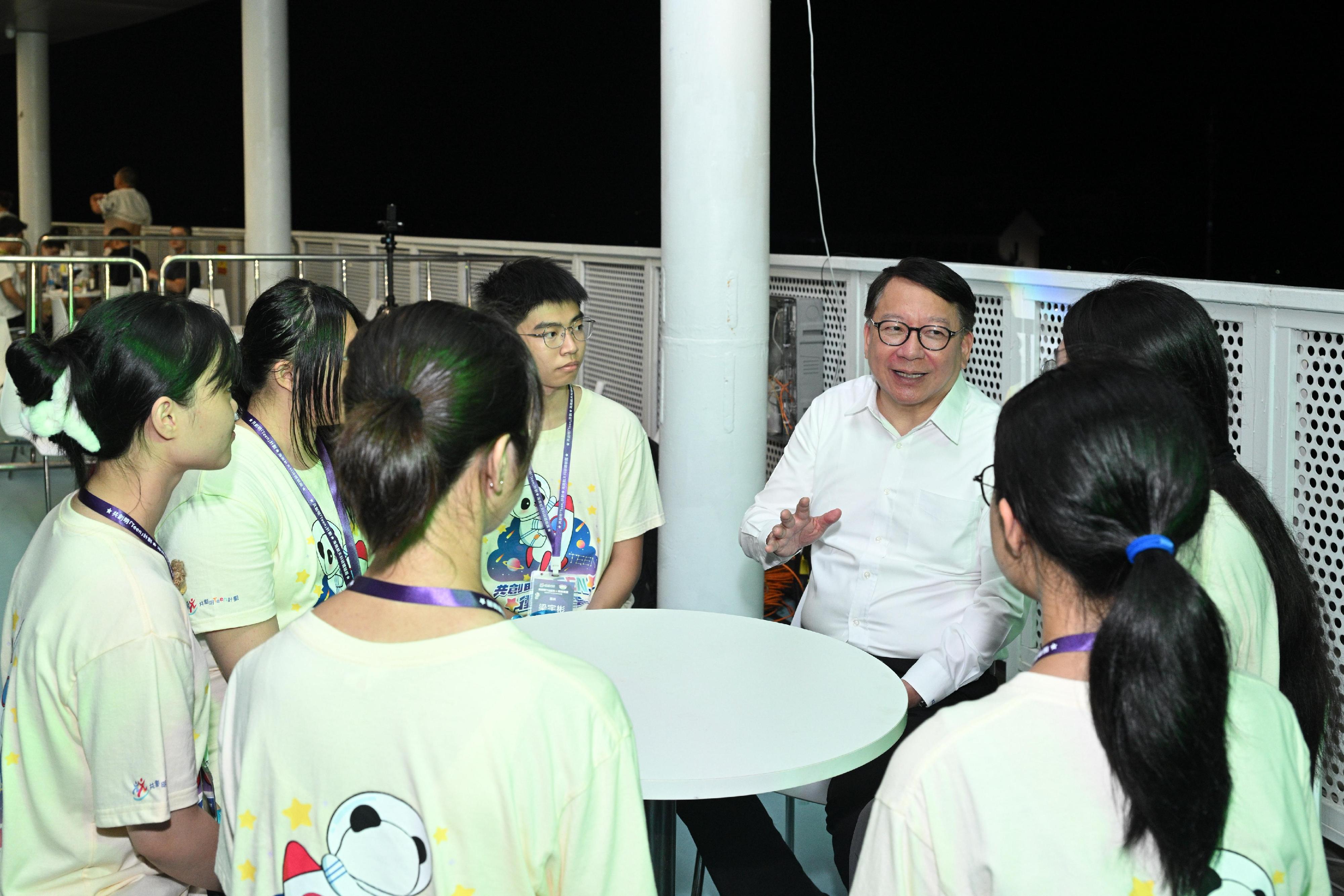 The Chief Secretary for Administration, Mr Chan Kwok-ki, joined the Hainan Aerospace Science and Research Study Tour under the Strive and Rise Programme at the Wenchang Yaoguang Rocket Viewing Platform in Hainan Province today (July 15). Photo shows Mr Chan (third right) engaging with the participants of the study tour.