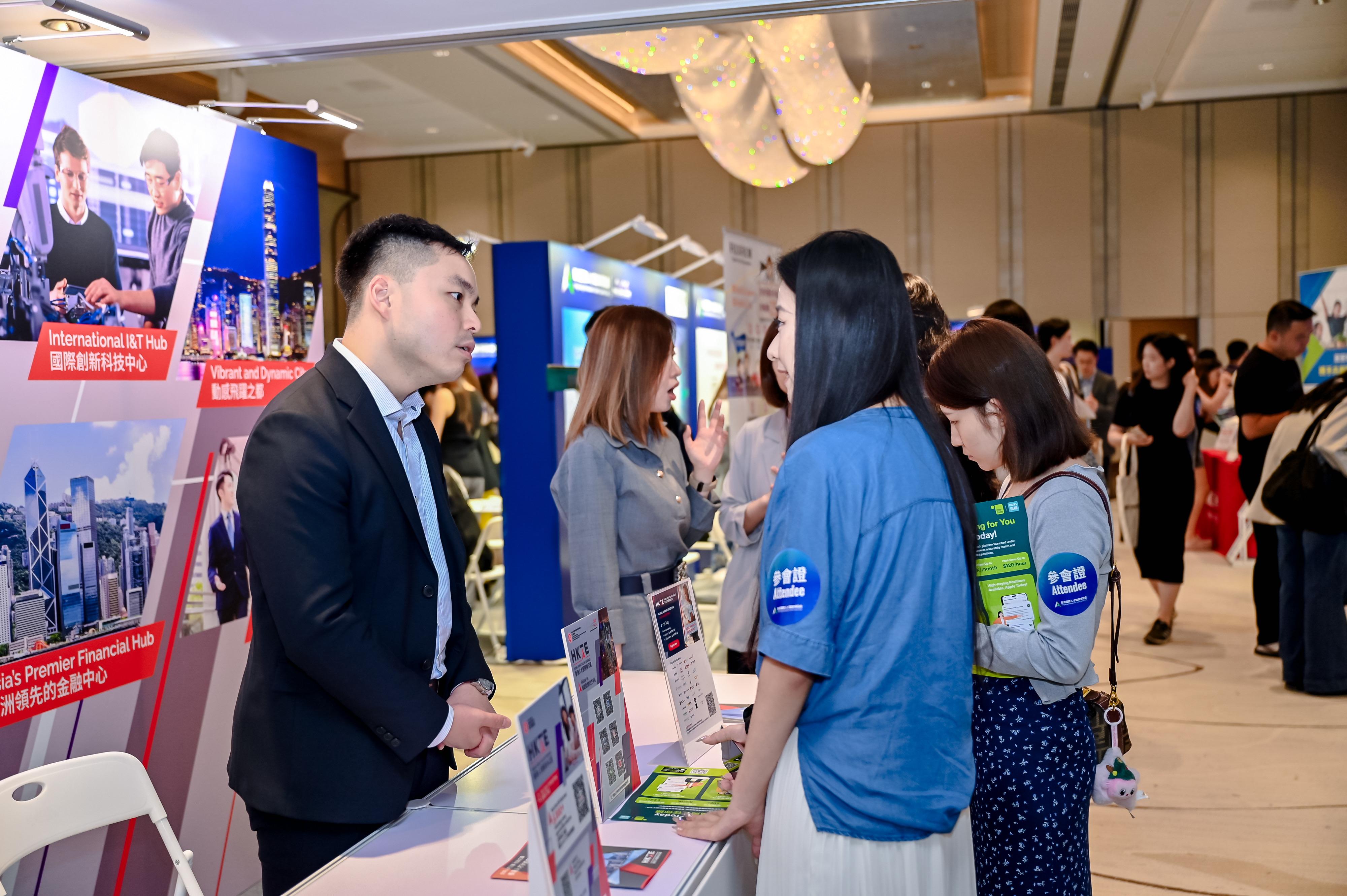香港人才服務辦公室（人才辦）為六月底舉行的2025香港國際人才職業博覽會第二季擔任官方策略夥伴。圖示人才辦職員向求職人才介紹落戶香港的資訊。