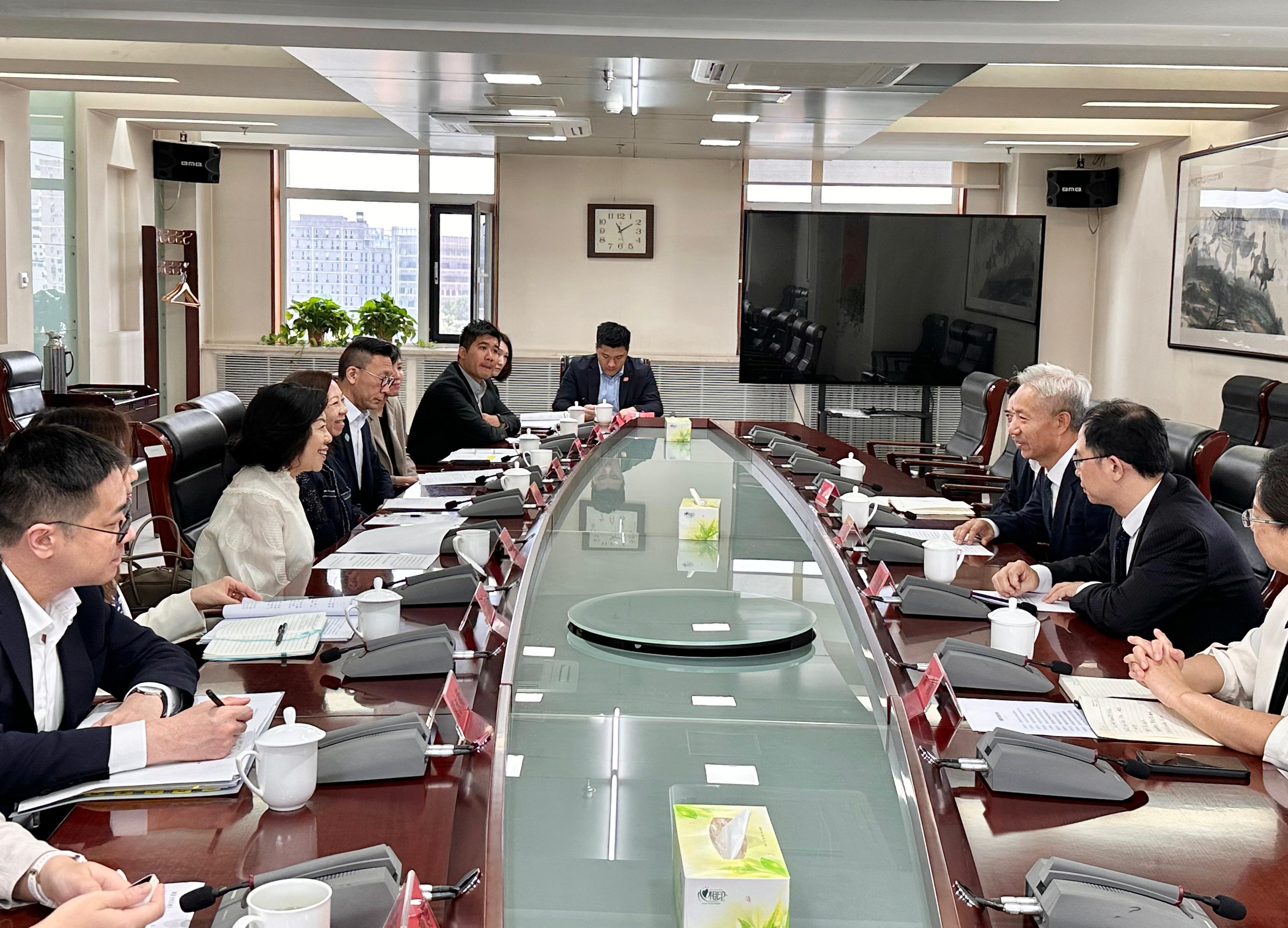 The Secretary for Home and Youth Affairs, Miss Alice Mak, continued her visit to Beijing today (July 15). Photo shows Miss Mak (third left) meeting with the Vice Minister of the State Administration for Religious Affairs, Mr Wang Zhigang (third right).
