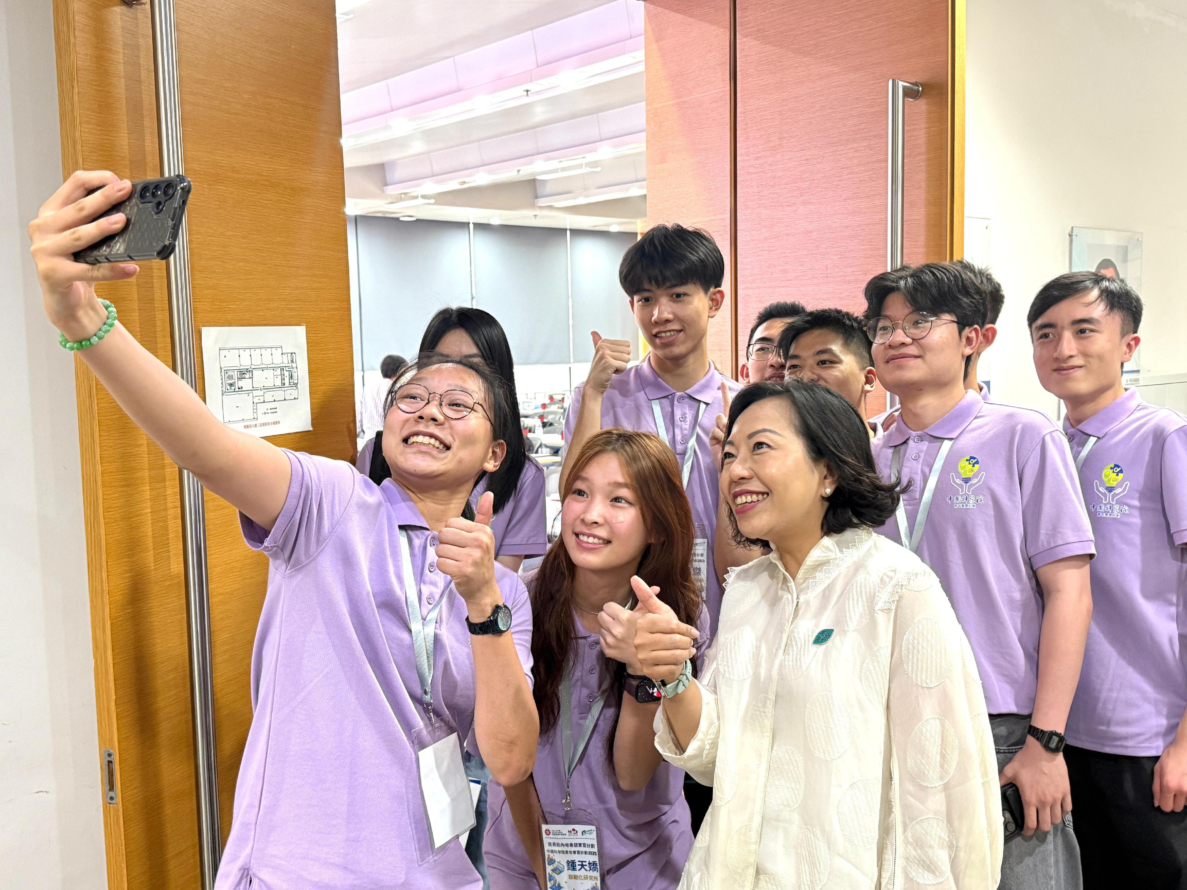 The Secretary for Home and Youth Affairs, Miss Alice Mak, continued her visit to Beijing today (July 15). Photo shows Miss Mak (front row, first right) with Hong Kong youth participating in the Youth Internship Programme at Chinese Academy of Sciences.
