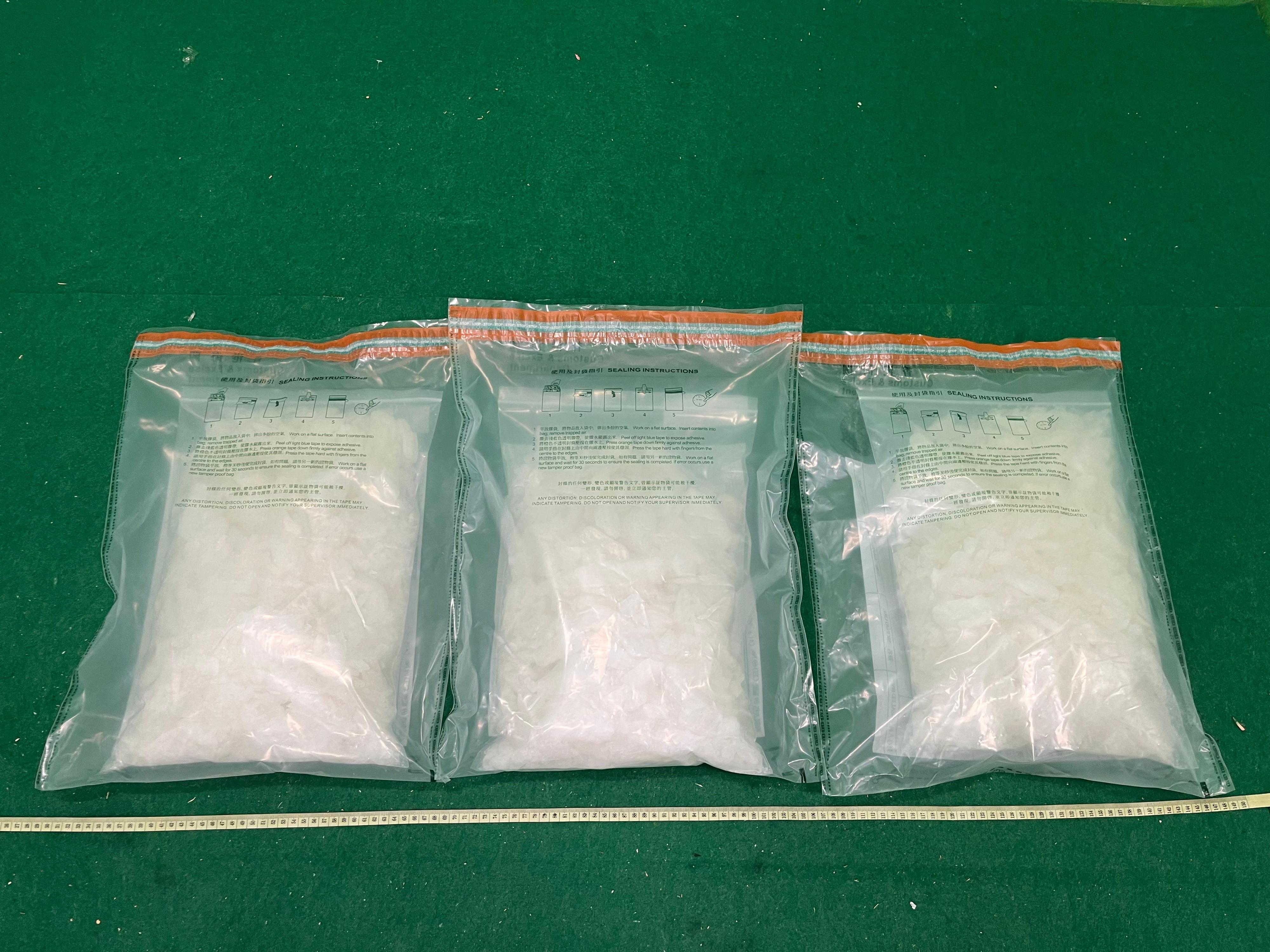 香港海關昨日（七月十四日）在香港國際機場檢獲約十公斤懷疑冰毒，估計市值約五百五十萬元。圖示檢獲的懷疑冰毒。

