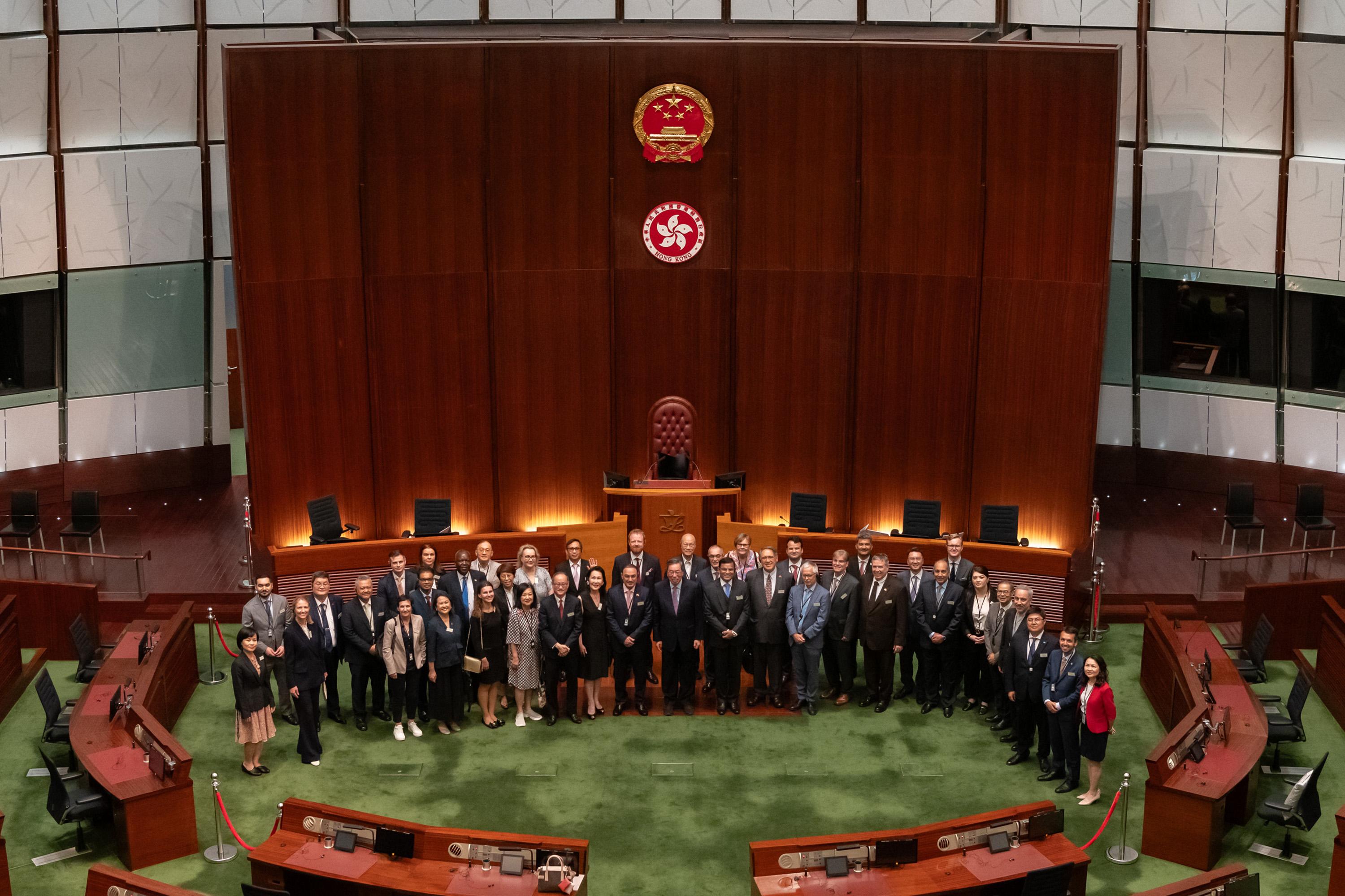 今日（七月十五日）立法會主席梁君彥議員（前排中）聯同駐港總領事或其代表，以及名譽領事在立法會綜合大樓會議廳合照。