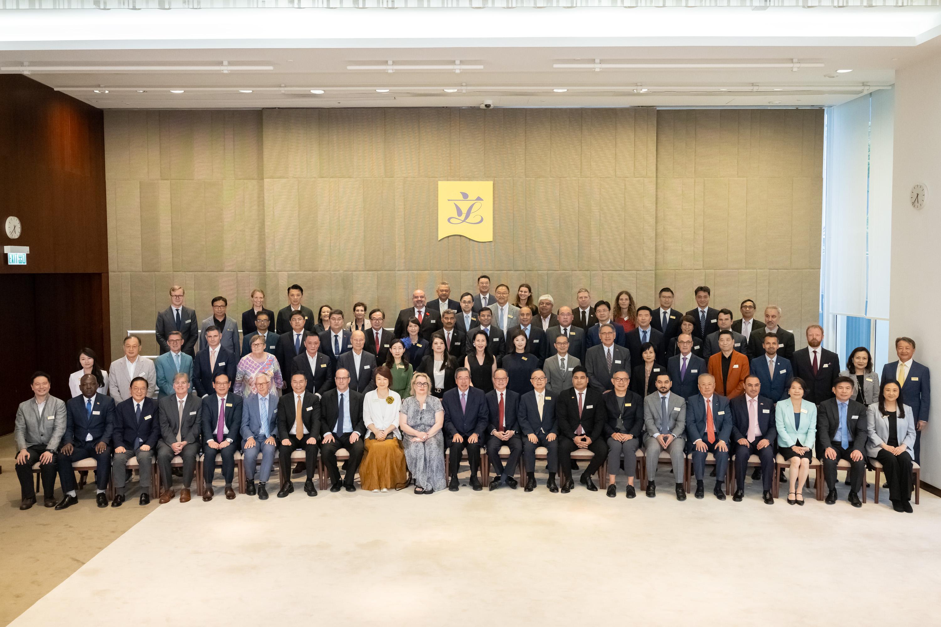 今日（七月十五日）立法會主席梁君彥（前排中）聯同立法會議員與駐港總領事或其代表，以及名譽領事在立法會綜合大樓宴會廳合照。