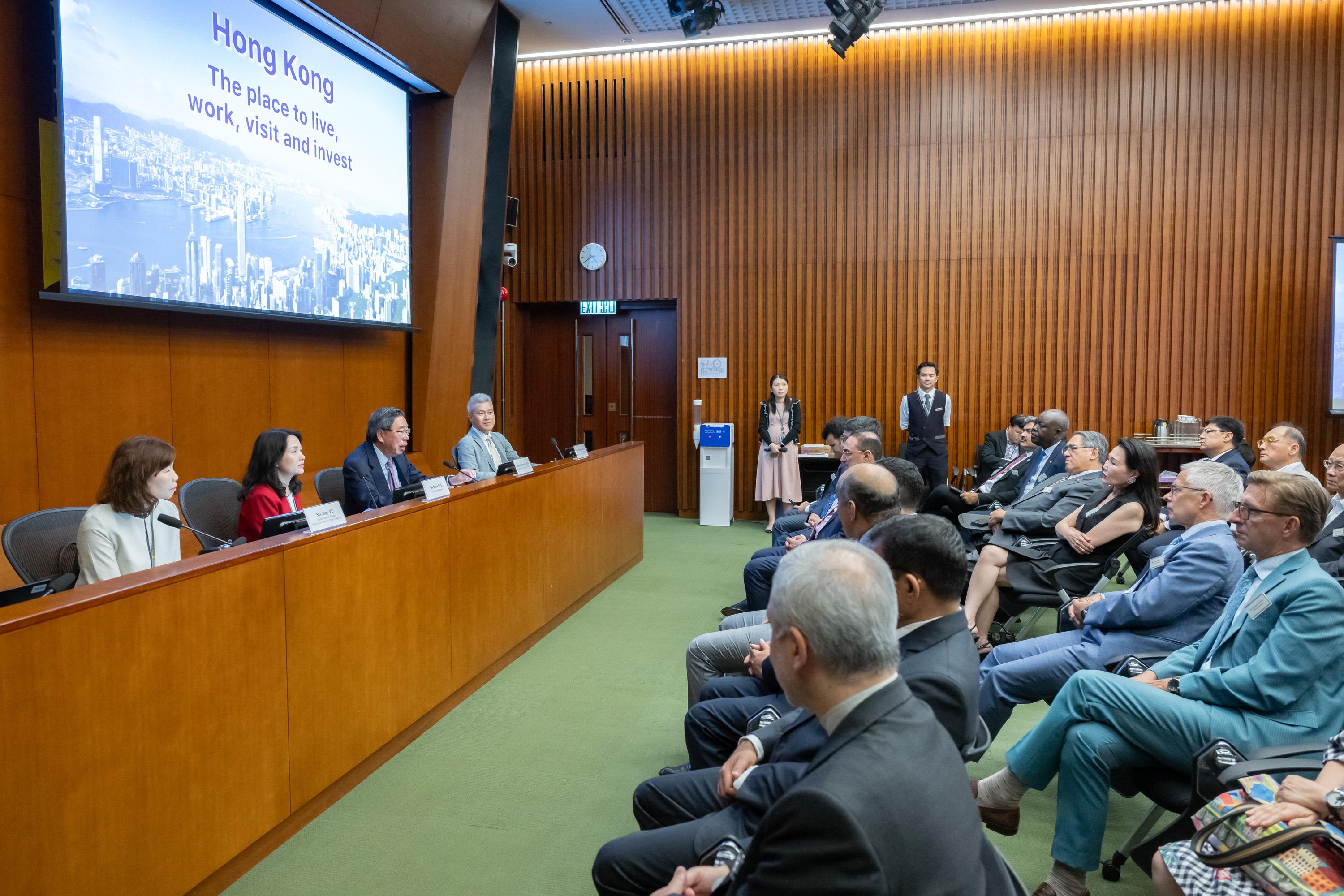 The President of LegCo, Mr Andrew Leung (third left), conducted a briefing today (July 15), through a video, on the work of LegCo for the Consuls-General or their representatives as well as Honorary Consuls in Hong Kong.