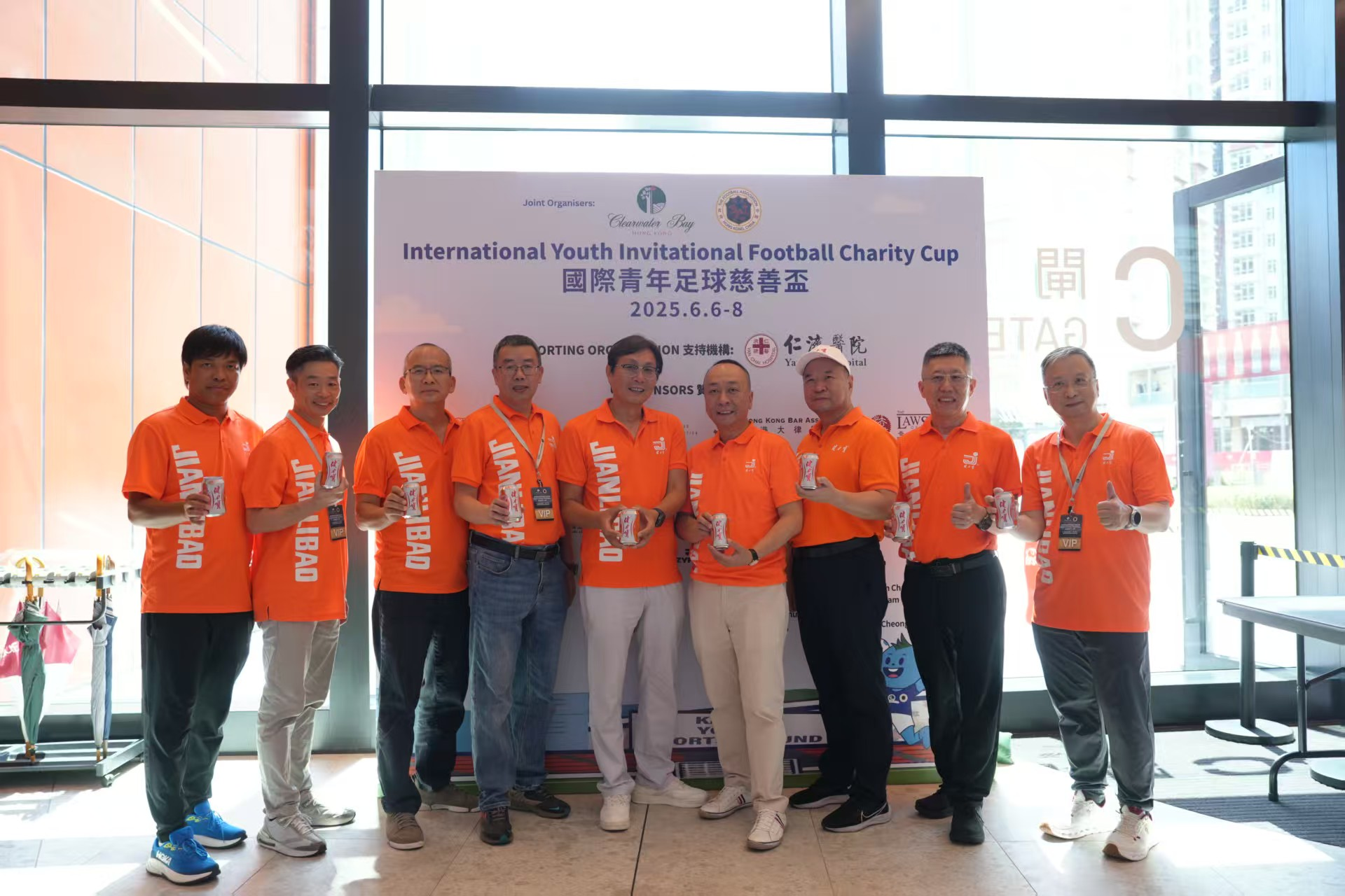 Invest Hong Kong announced today (July 16) that a renowned Mainland sports drinks brand, Jianlibao, has chosen Hong Kong as its regional headquarters, leveraging the city's role as an international business hub and gateway to overseas markets to expand globally. Photo shows the Vice Chairman of Jianlibao Group, Mr Yeung Wan-chung (fifth left), the Director of Jianlibao Asia, Mr Larry Yeung (fourth right), and guests at a sports event sponsored by Jianlibao. 

