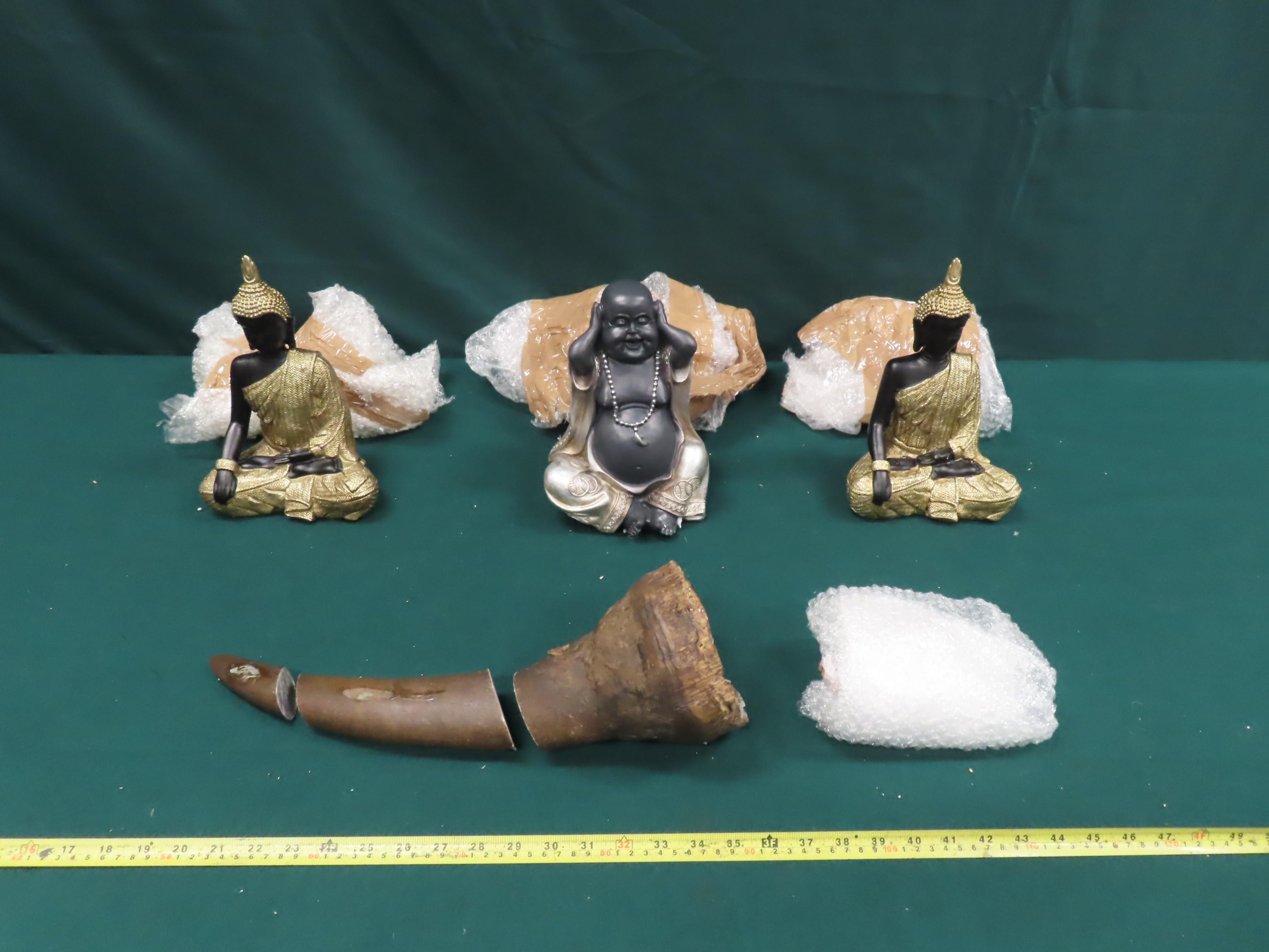 香港海關七月十一日在香港國際機場檢獲約二點七公斤懷疑受管制犀牛角，估計市值約一百萬元。圖示檢獲的懷疑受管制屬瀕危物種的犀牛角及與其混雜擺放陶瓷製品。
