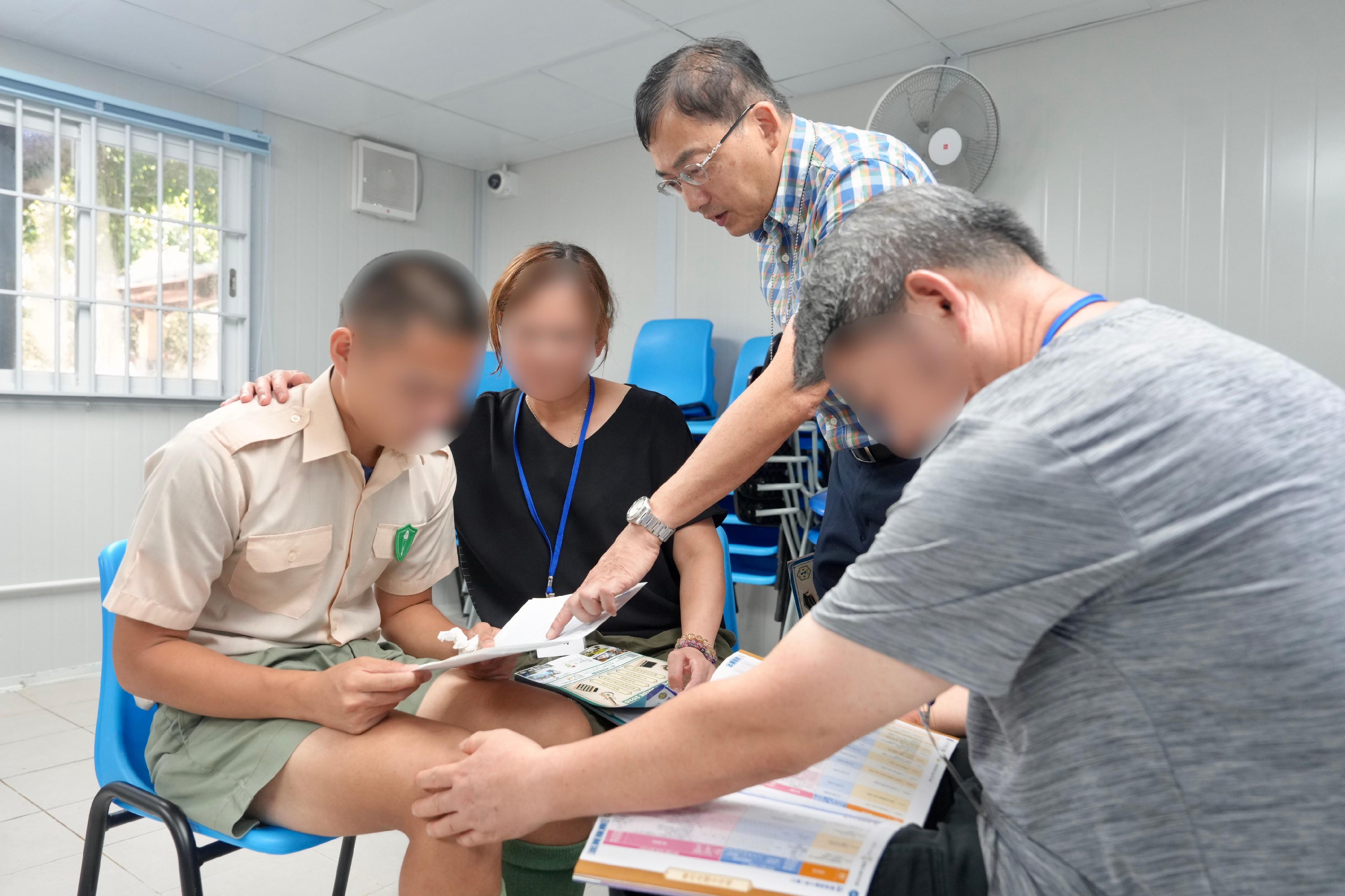 香港中學文憑考試成績今日（七月十六日）公布，今年共有20名青少年在囚人士報考。圖示青少年在囚人士獲家人及老師鼓勵。