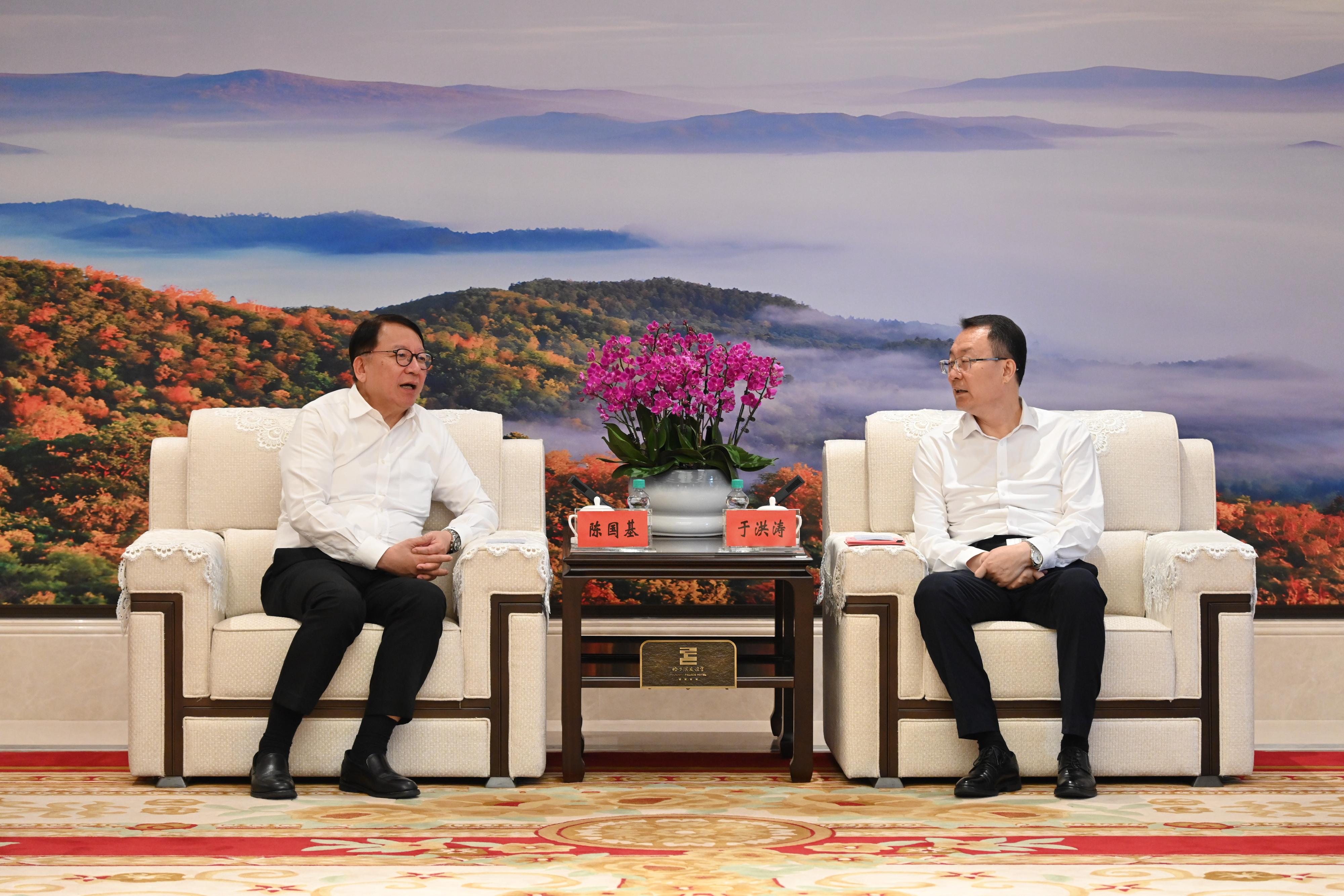 政務司司長陳國基今日（七月十六日）繼續黑龍江省的訪問行程。圖示陳國基（左）與哈爾濱市委書記于洪濤（右）會面。