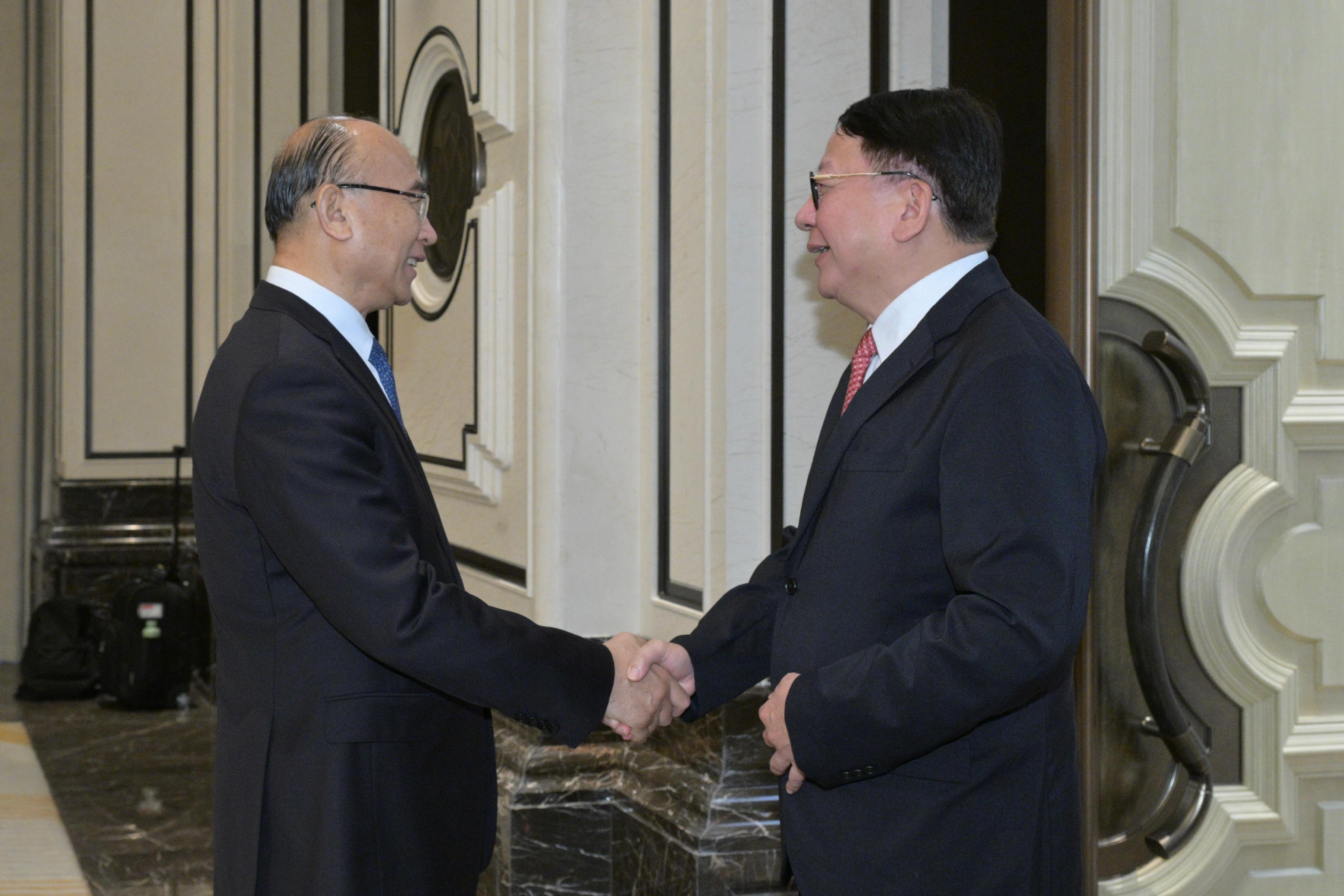 The Chief Secretary for Administration, Mr Chan Kwok-ki, began his visit to Heilongjiang Province on July 15. Photo shows Mr Chan (right) meeting with the Secretary of the CPC Heilongjiang Provincial Committee, Mr Xu Qin (left).