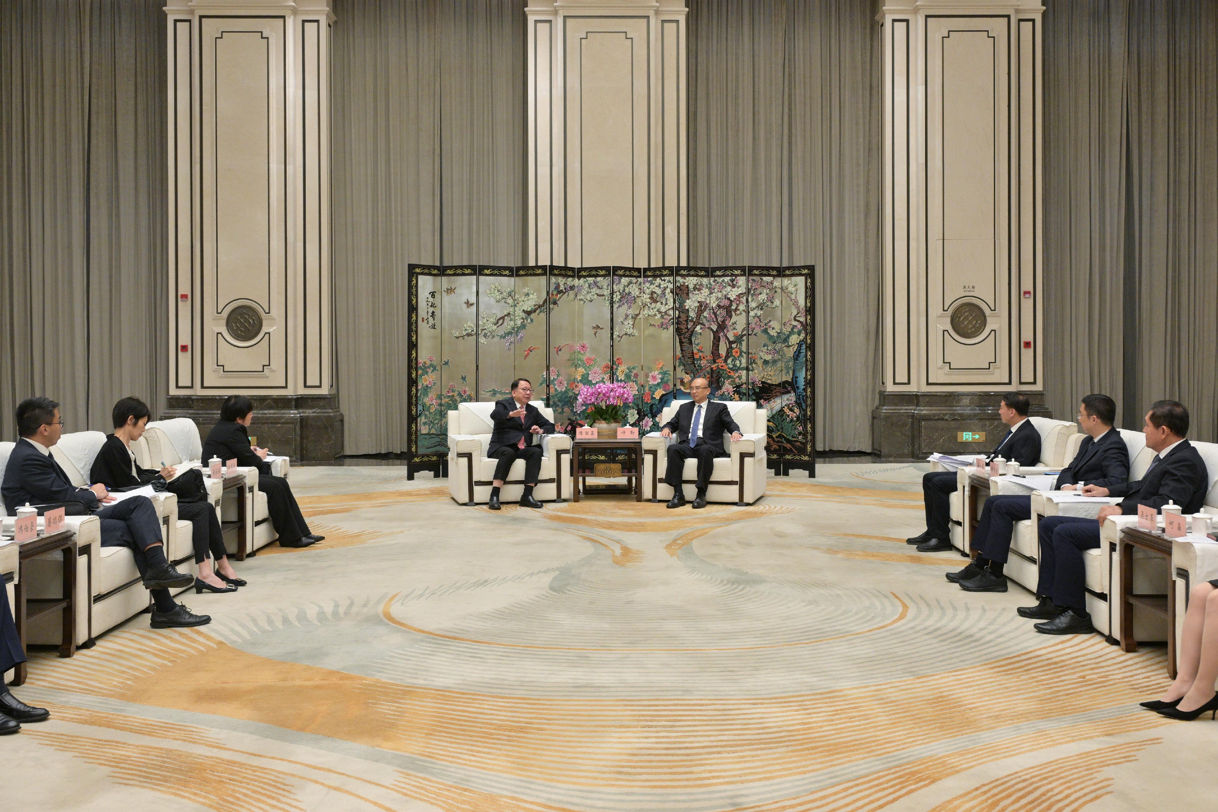 The Chief Secretary for Administration, Mr Chan Kwok-ki, began his visit to Heilongjiang Province on July 15. Photo shows Mr Chan (fourth left) meeting with the Secretary of the CPC Heilongjiang Provincial Committee, Mr Xu Qin (fourth right).
