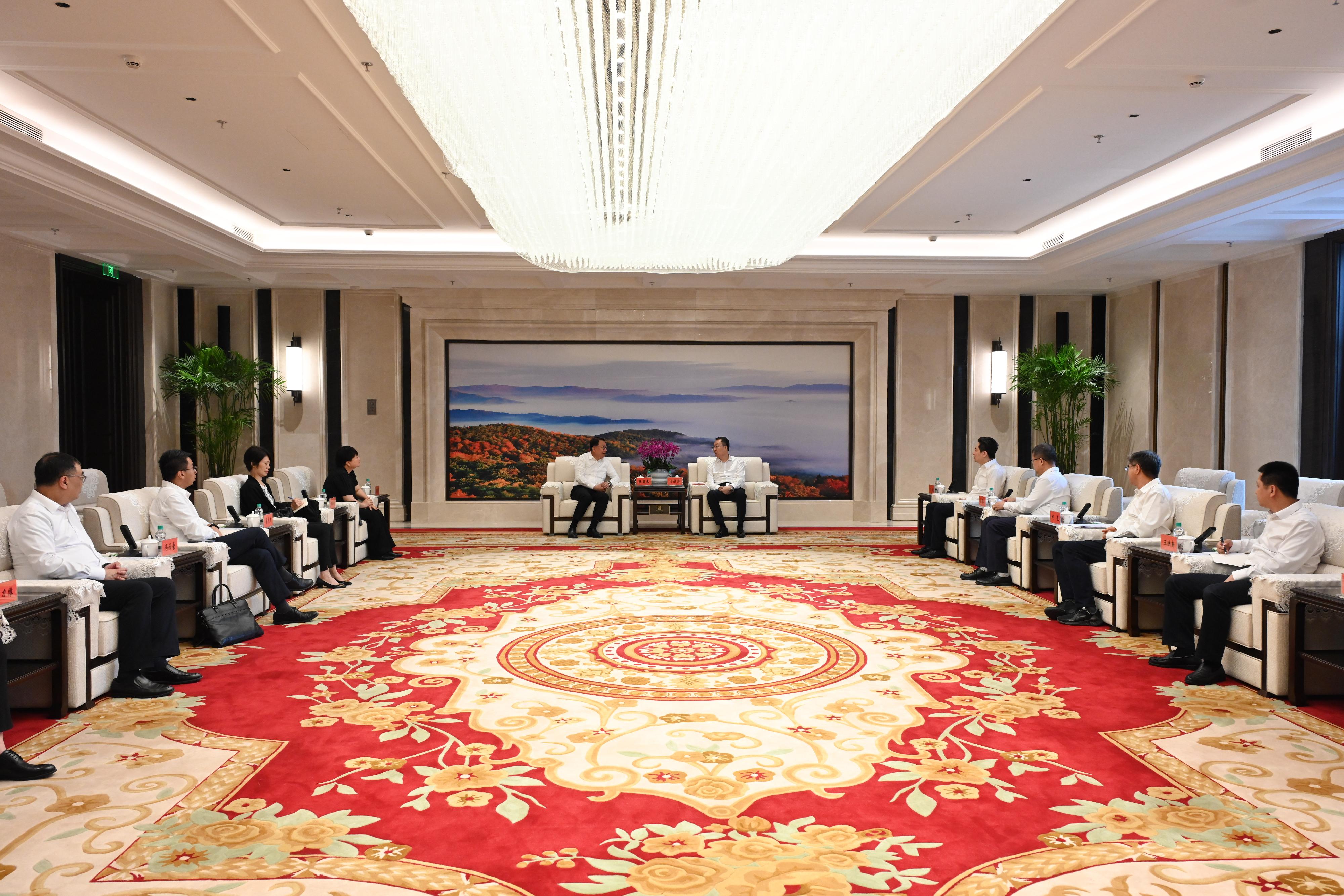 The Chief Secretary for Administration, Mr Chan Kwok-ki, continued his visit to Heilongjiang Province today (July 16). Photo shows Mr Chan (fifth left) meeting with the Secretary of the CPC Harbin Municipal Committee, Mr Yu Hongtao (fifth right).