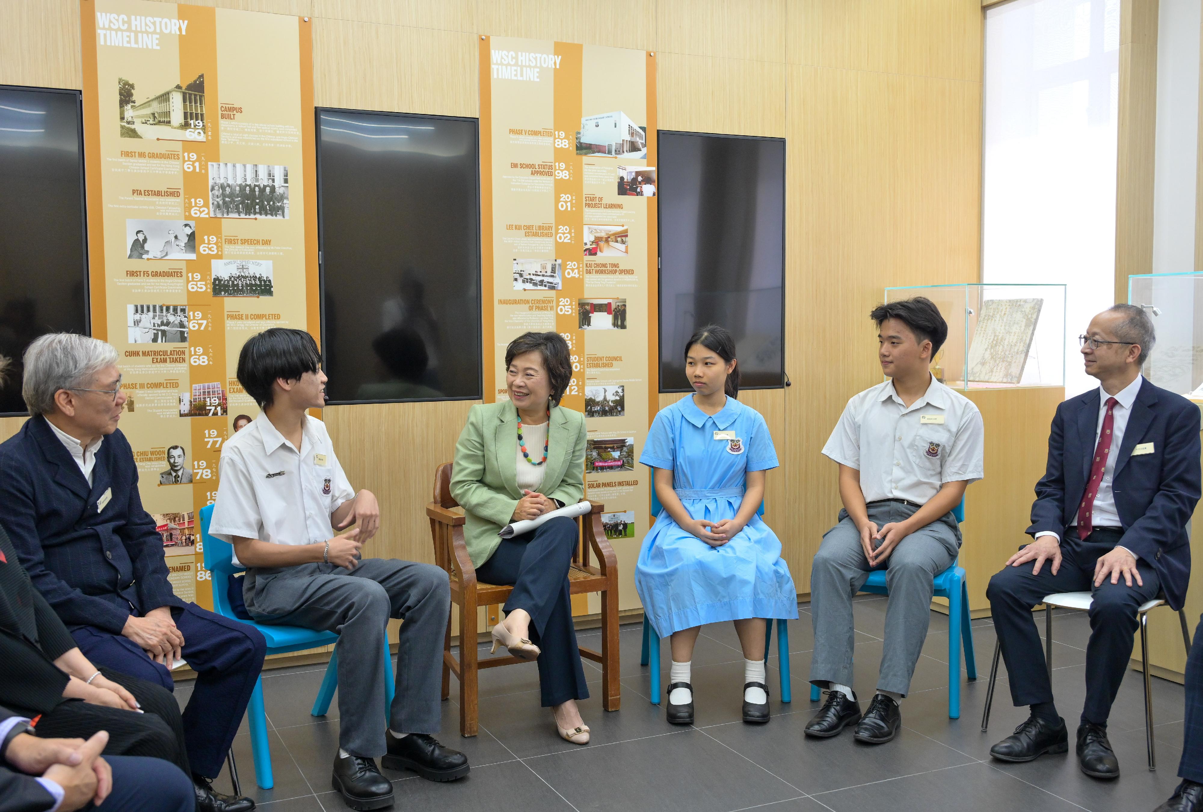 教育局局長蔡若蓮博士今日（七月十六日）到訪王肇枝中學，勉勵應屆香港中學文憑考試考生。圖示蔡若蓮博士（左三）聽取學生分享他們的學習和發展。