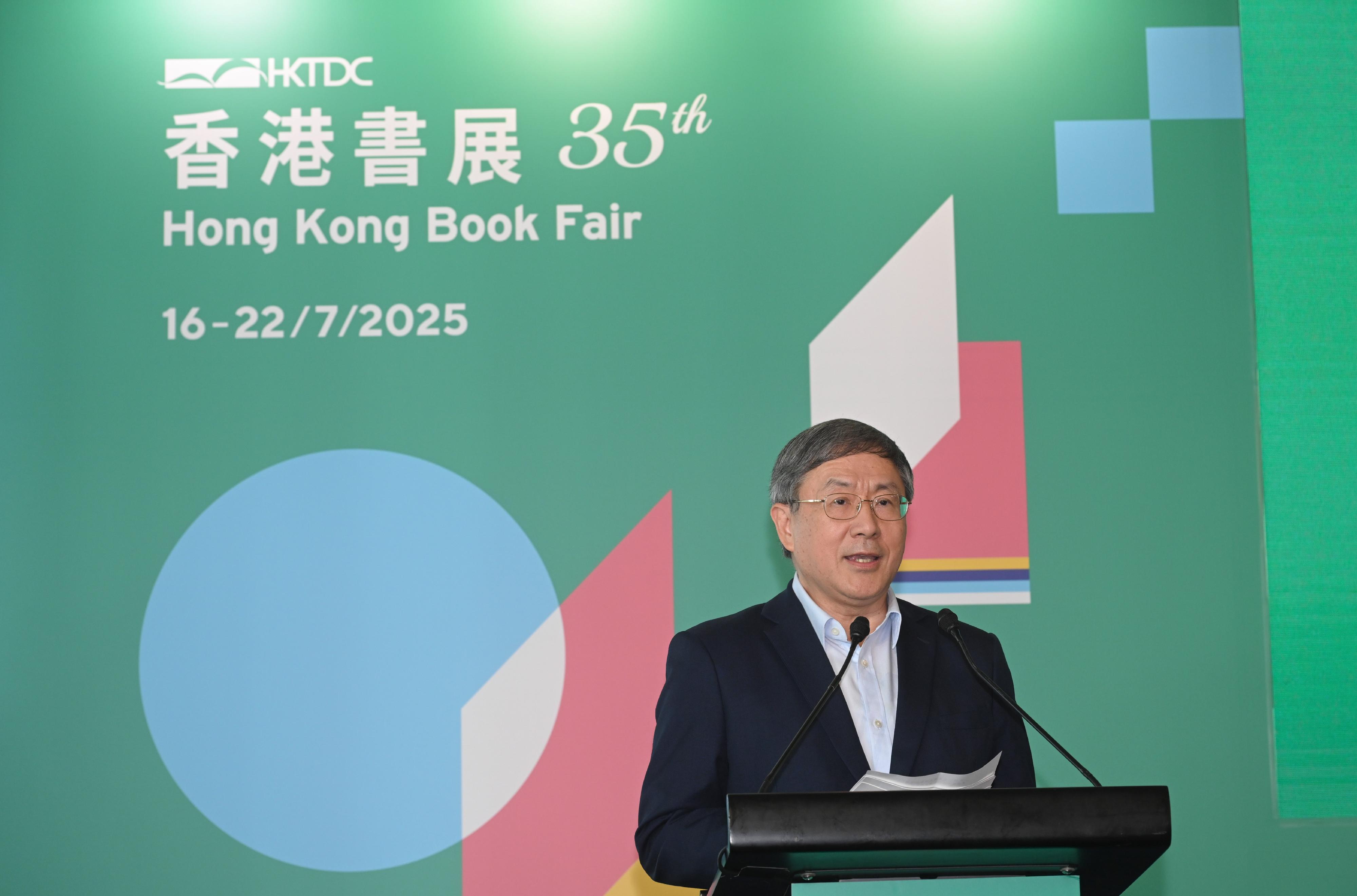 The Acting Chief Secretary for Administration, Mr Cheuk Wing-hing, speaks at the 35th Hong Kong Book Fair Opening Reception today (July 16).