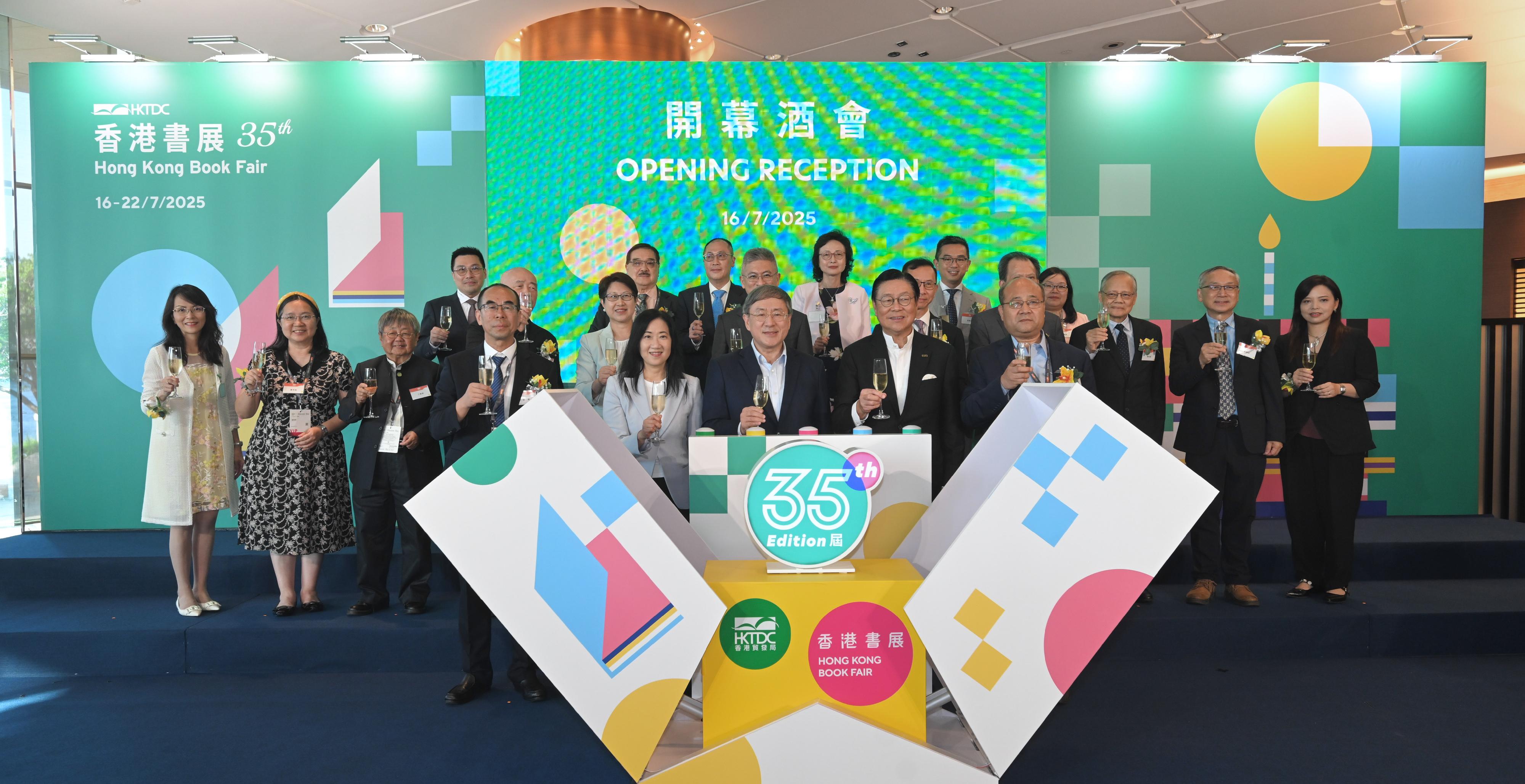 The Acting Chief Secretary for Administration, Mr Cheuk Wing-hing (front row, centre), joins the Chairman of the Hong Kong Trade Development Council (HKTDC), Professor Frederick Ma (front row, second right ), and the Executive Director of the HKTDC, Ms Margaret Fong (front row, second left ), and guests proposing a toast at the 35th Hong Kong Book Fair Opening Reception today (July 16).