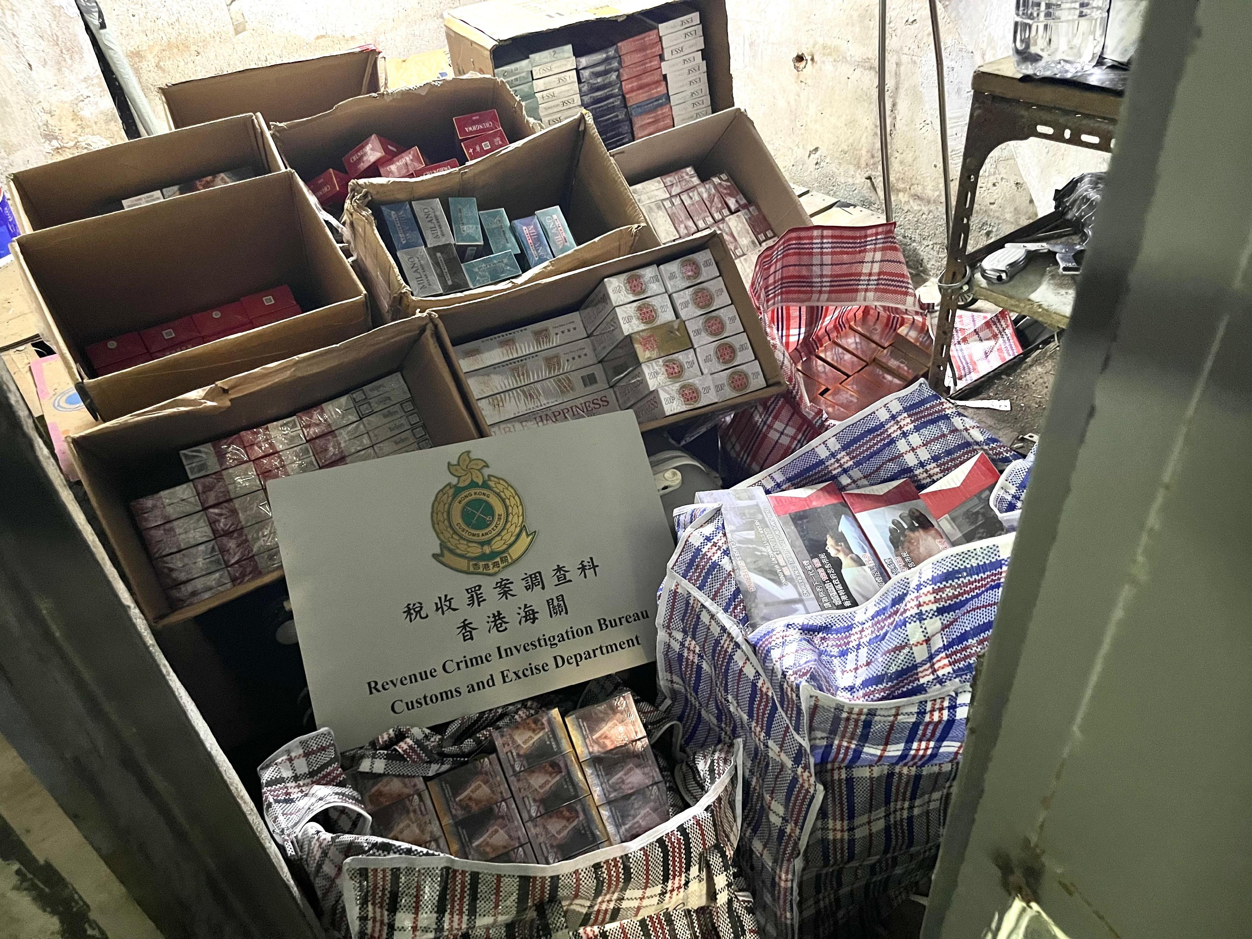 香港海關今日（七月十六日）在深水埗搗破兩個懷疑私煙貯存倉庫，檢獲約一百萬支懷疑私煙，估計市值約四百五十萬元，應課稅值約三百三十萬元，並拘捕一名男子。圖示一個懷疑私煙貯存倉庫及部分檢獲的懷疑私煙。