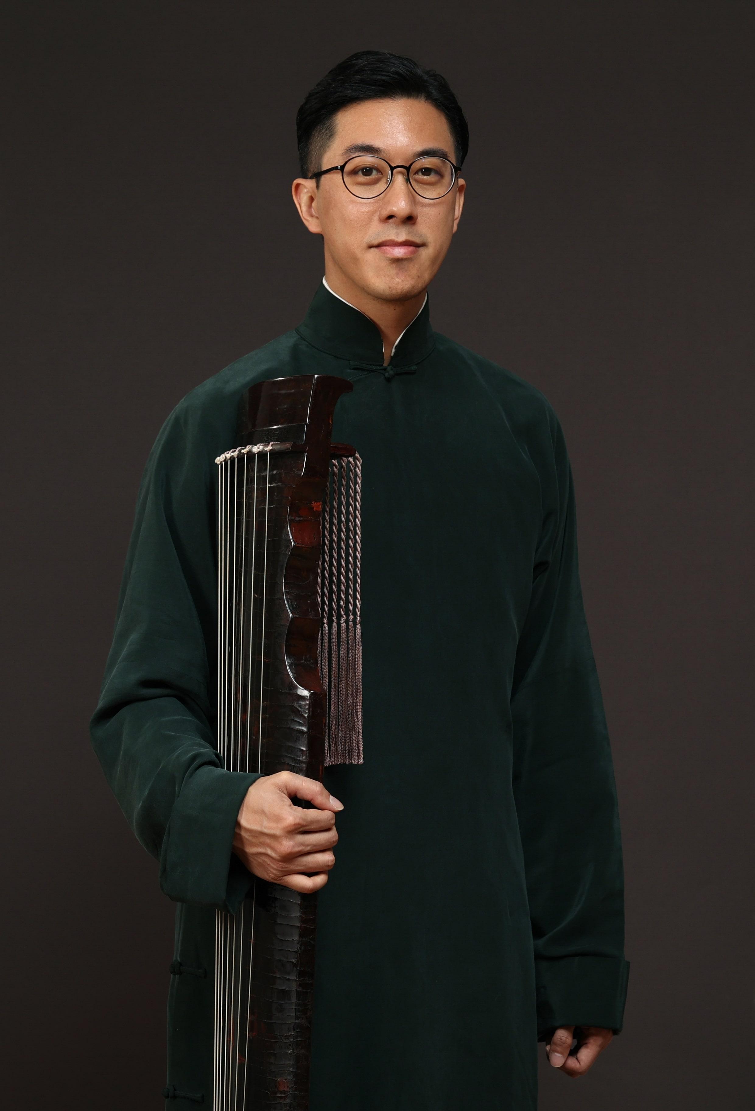 康樂及文化事務署九月至十月舉辦中西文化音樂講座系列「當中國山水畫遇上西方古典音樂」。圖示琴人鍾兆燊。