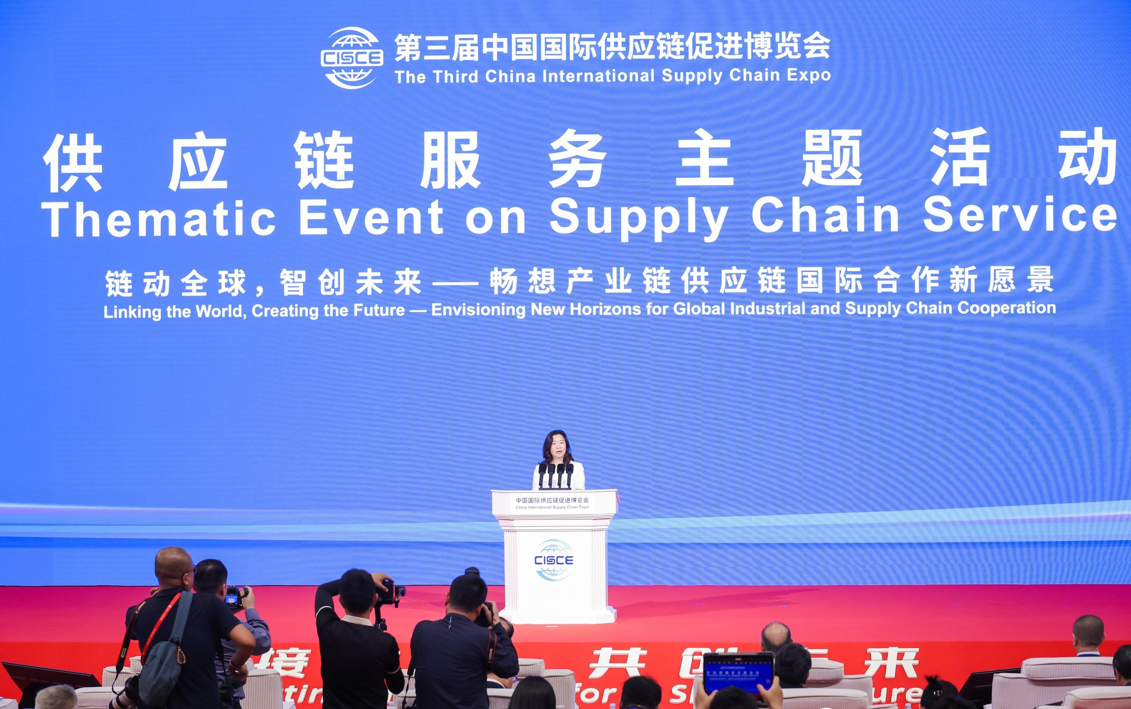 Associate Director-General of Investment Promotion at Invest Hong Kong Ms Loretta Lee attended the China International Supply Chain Expo in Beijing today (July 17). There, Ms Lee delivered remarks at the Thematic Event on Supply Chain Service to promote Hong Kong's business advantages and opportunities to Mainland and overseas companies and media representatives, encouraging enterprises to leverage Hong Kong's unique position as an international financial, shipping, and trade hub to establish their multinational supply chain management expertise.
