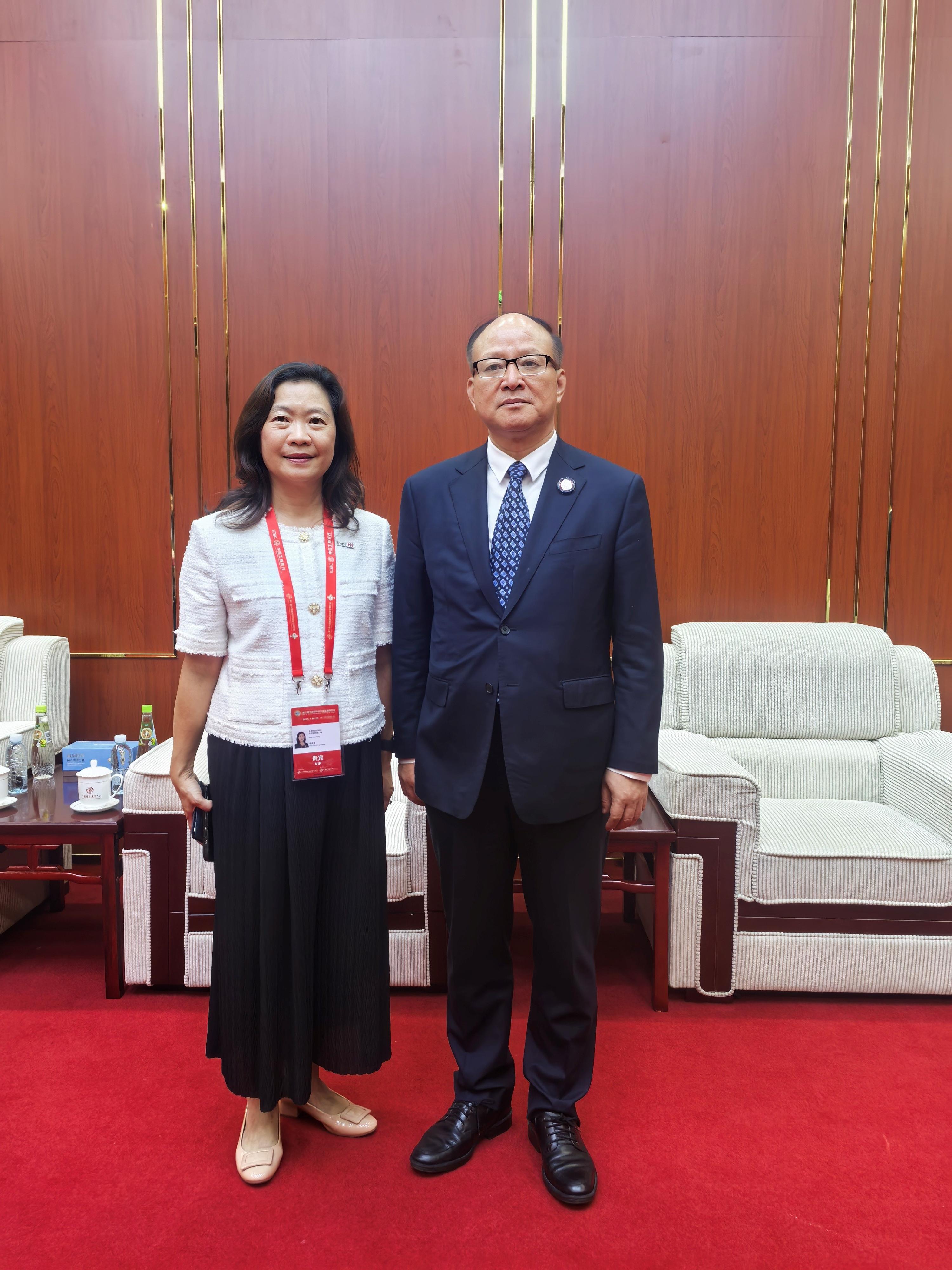 Associate Director-General of Investment Promotion at Invest Hong Kong Ms Loretta Lee attended the China International Supply Chain Expo in Beijing today (July 17). Photo shows Ms Lee (left) meeting with Vice Chairman of the China Council for the Promotion of International Trade Mr Chen Jian'an (right). 

