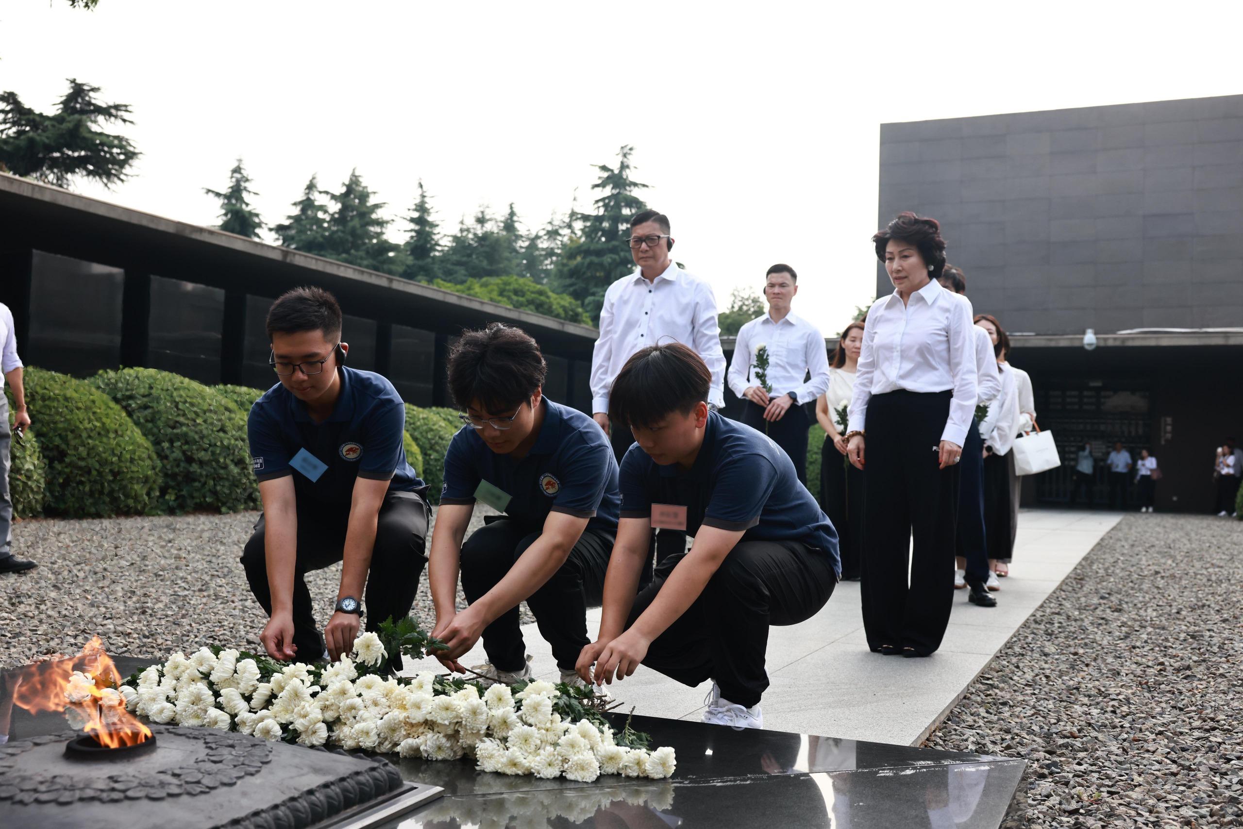 保安局局長鄧炳強今日（七月十七日）率領「保安局青少年制服團隊領袖論壇」（「領袖論壇」）成員及「領袖論壇」合作夥伴、深圳大學和澳門保安部隊青年團成員一行75人，繼續研學團在江蘇省為期六日的考察。圖示鄧炳強（後排左）帶領學員到訪侵華日軍南京大屠殺遇難同胞紀念館，並參與祭拜儀式。