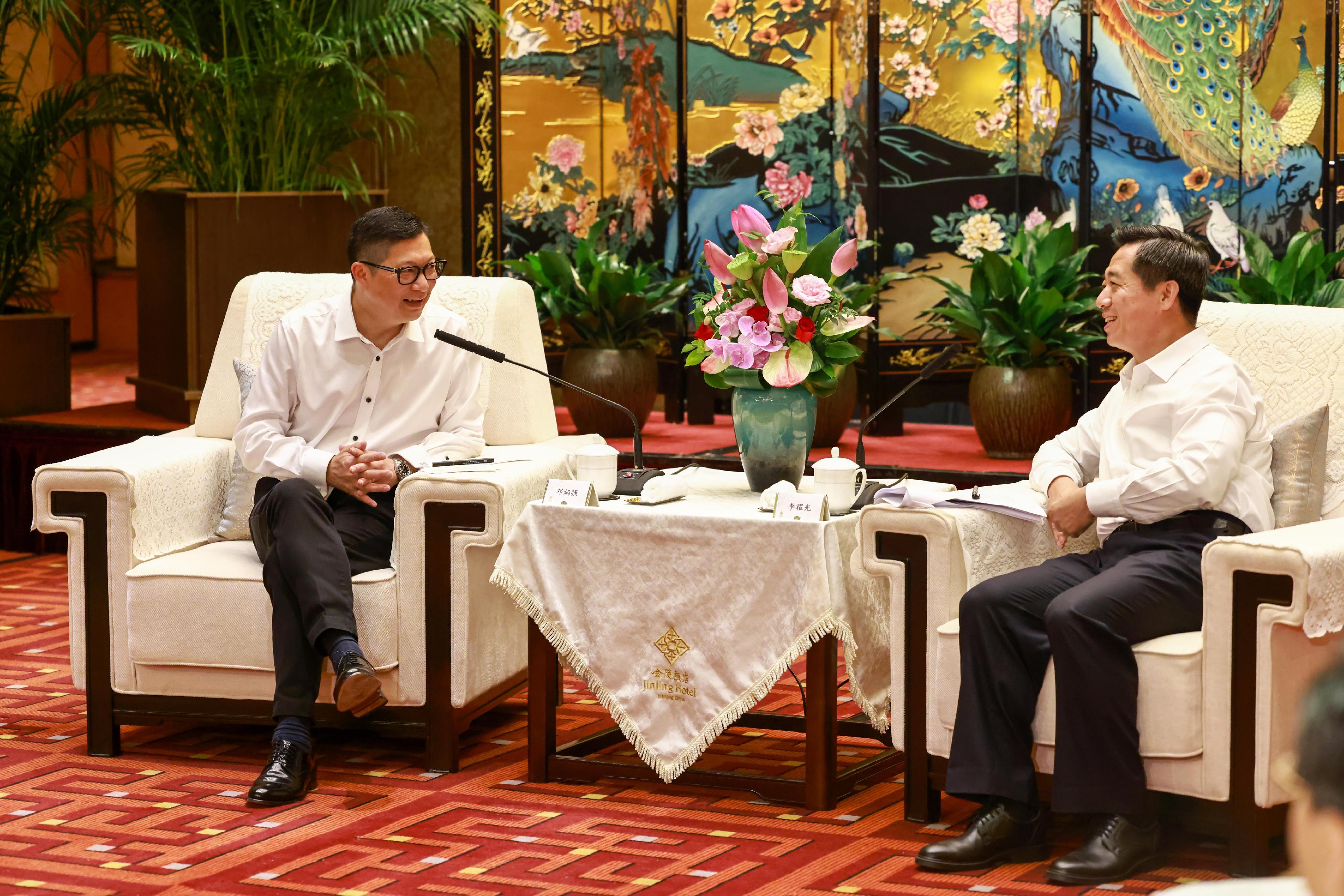 The Secretary for Security, Mr Tang Ping-keung, today (July 17) led 75 members of the Security Bureau Youth Uniformed Group Leaders Forum and those from its partners, Shenzhen University and youth groups of public security forces of Macao, to continue with the six-day study tour to Jiangsu Province. Photo shows Mr Tang (left) meeting with Member of the Standing Committee of the CPC Jiangsu Provincial Committee and Secretary of the Political and Legal Commission of the CPC Jiangsu Provincial Committee, Mr Li Yaoguang (right).