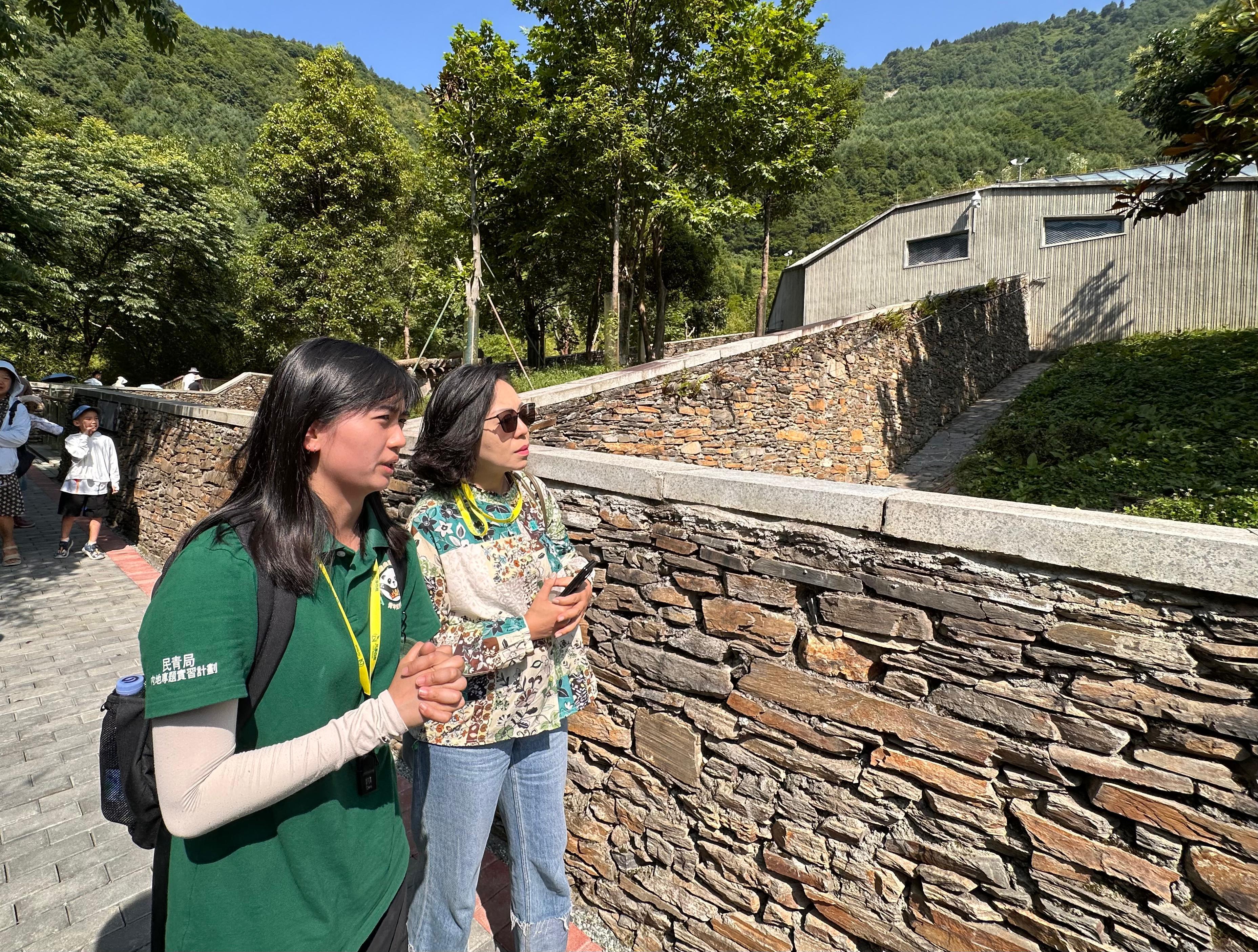The Secretary for Home and Youth Affairs, Miss Alice Mak, began her visit to Sichuan today (July 17). Photo shows Miss Mak (right) touring the Shenshuping Base of the China Conservation and Research Centre for the Giant Panda with Hong Kong youth participating in the Youth Internship Programme at Wolong Region of Giant Panda National Park.
